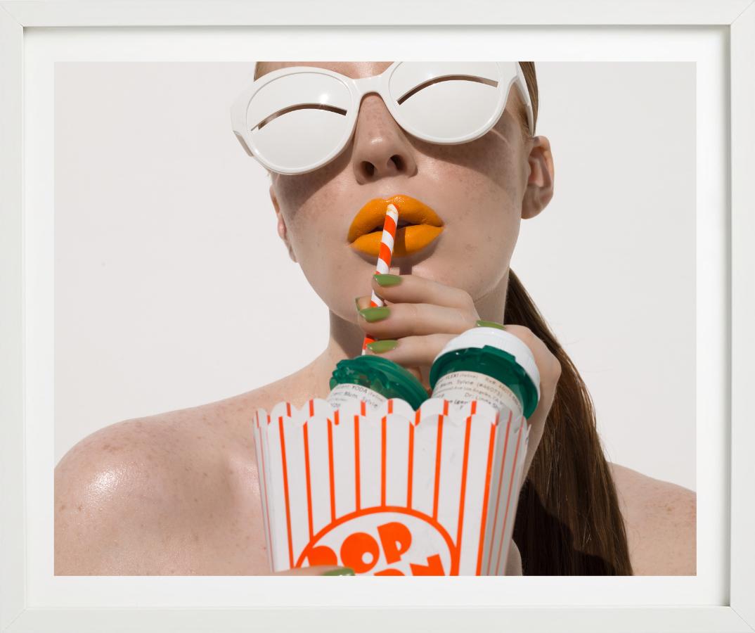 „Popcorn“ – Modell mit Sonnenbrille, Serie „ Space age“, Kunstfotografie, 2022 im Angebot 1