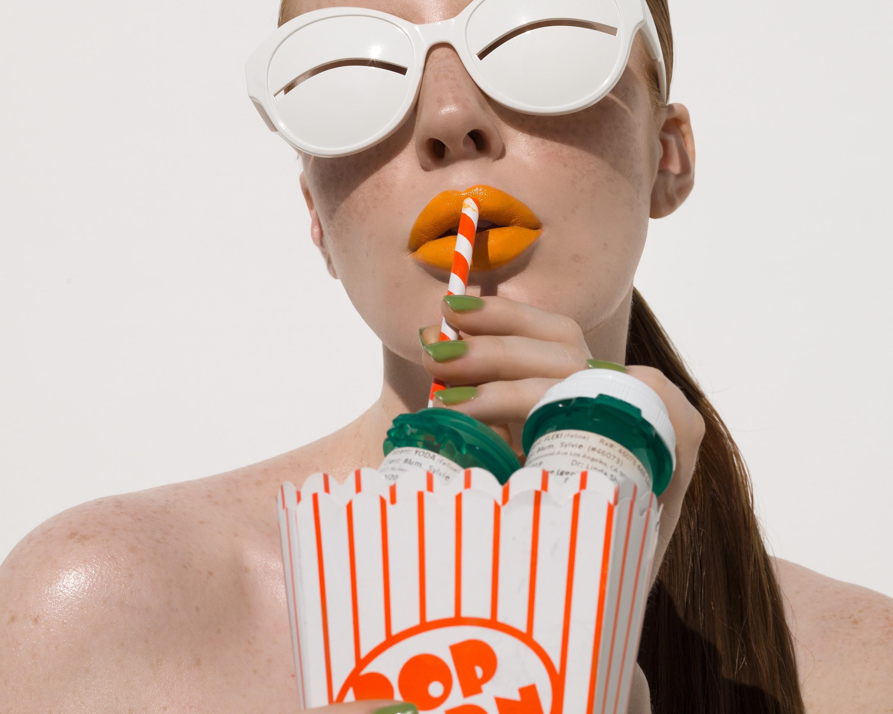 Sylvie Blum Color Photograph – „Popcorn“ – Modell mit Sonnenbrille, Serie „ Space age“, Kunstfotografie, 2022