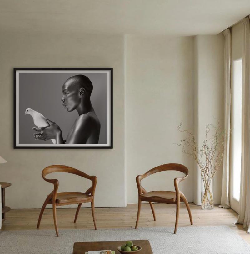Il piccione - Nudo in bianco e nero con animale, Fotografia Fine Art, 2017 - Photograph Contemporaneo di Sylvie Blum