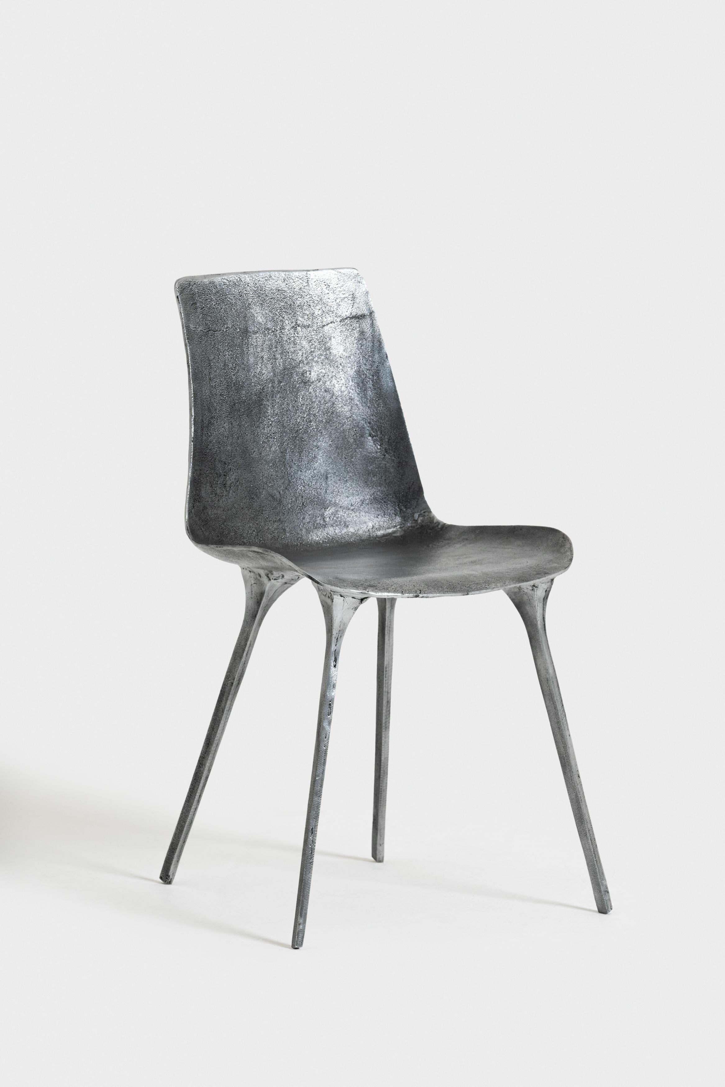 Las sillas SYLVIE son piezas de arte por sus detalles hechos a mano que fueron
se han dejado intencionadamente en bruto para reflejar la vitalidad de la naturaleza. Piernas, como tallos
y ramas, parecen cristalizar bajo la fusión del aluminio
