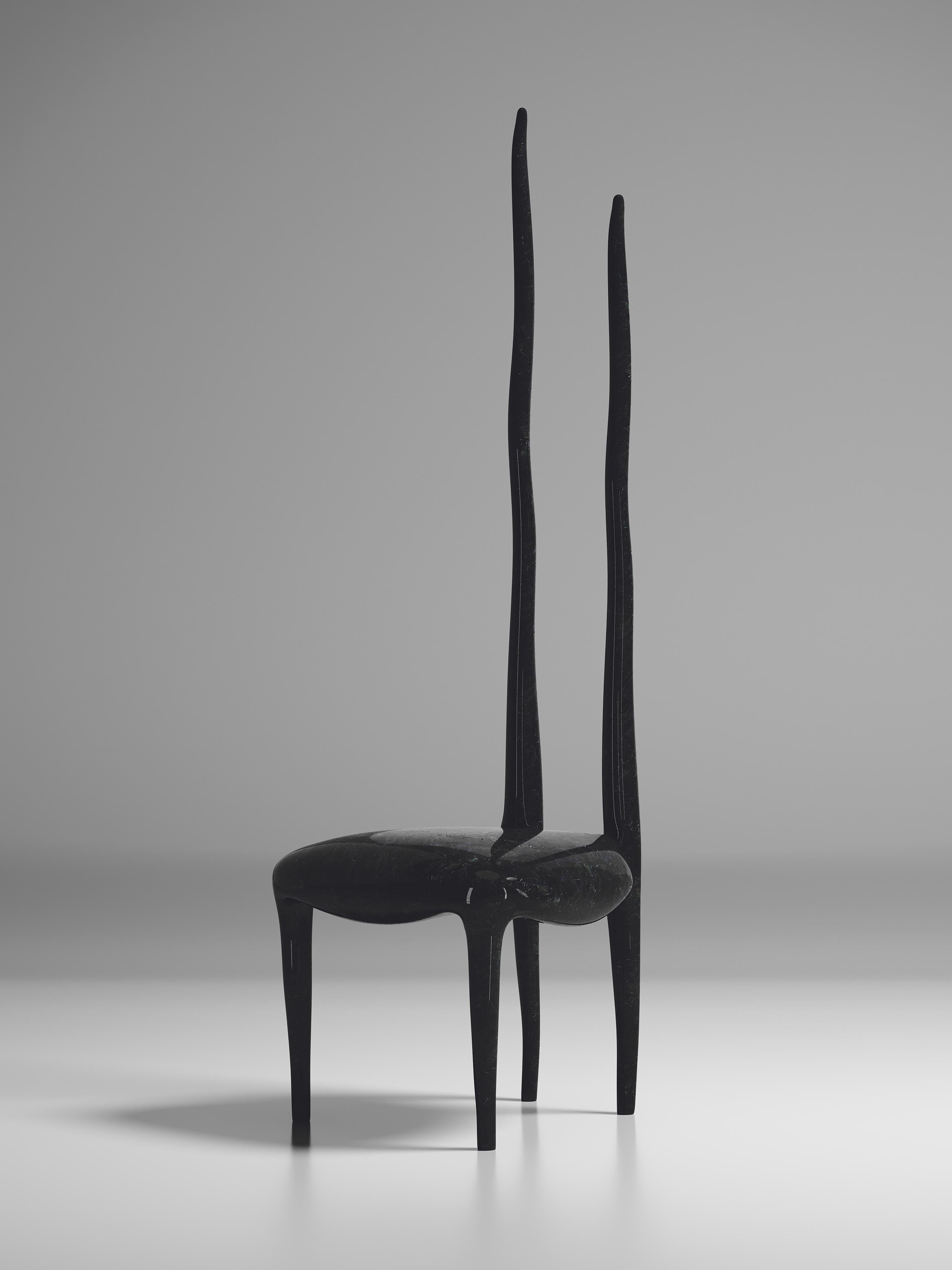 Der Stuhl Sylvie ist eine Ikone des Designs von R & Y Augousti. Dieses majestätische und ätherische Stück ist eines der allerersten Entwürfe der Firma und setzt in jedem Raum ein Statement. Dieses Stück wurde in zahlreichen Wohnungen von Prominenten