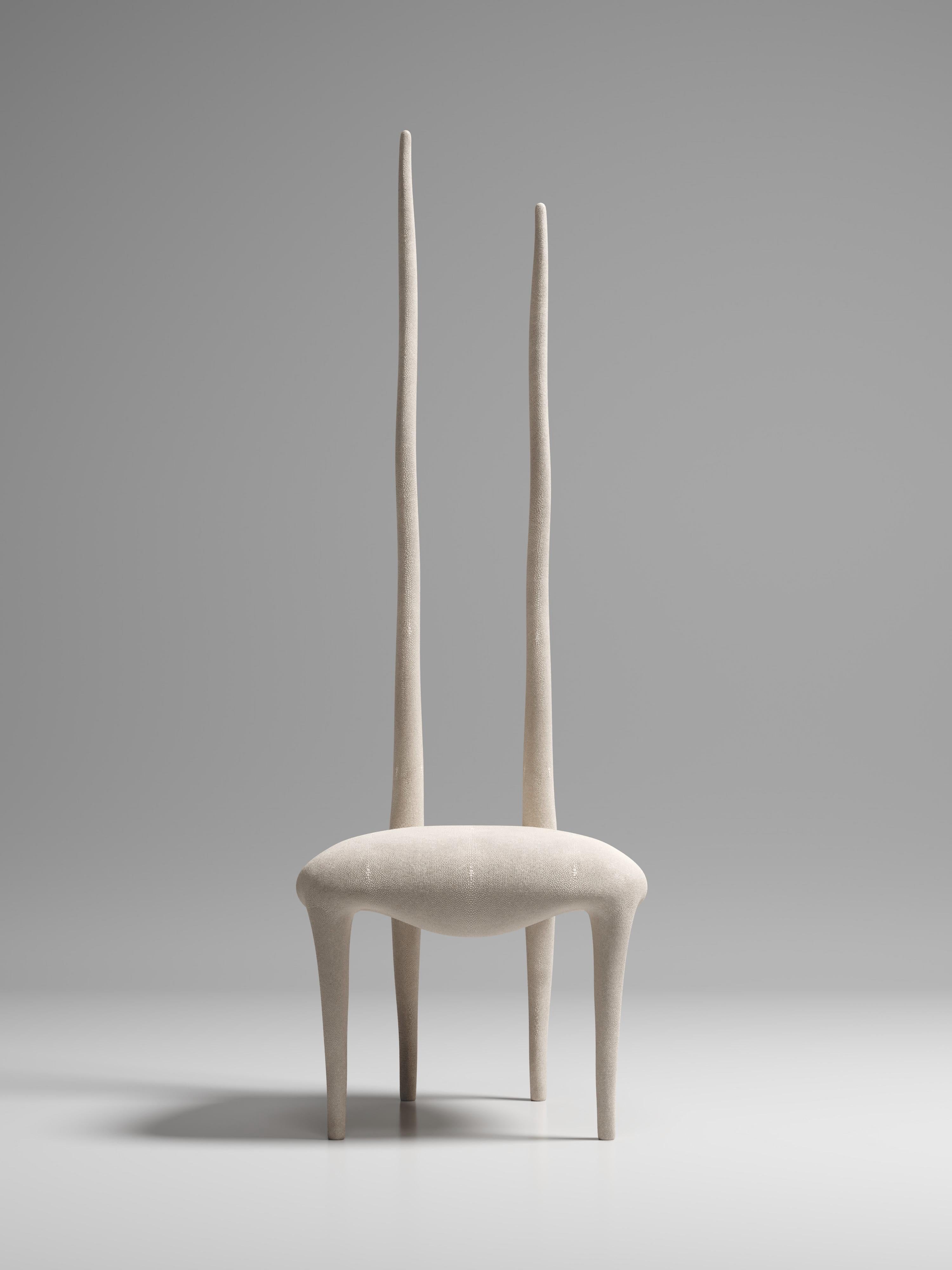 La chaise Sylvie est un modèle emblématique de R&Y Augousti. L'une de leurs toutes premières créations, cette pièce majestueuse et éthérée s'impose dans n'importe quel espace. Cette pièce a été photographiée dans de nombreuses maisons de célébrités,