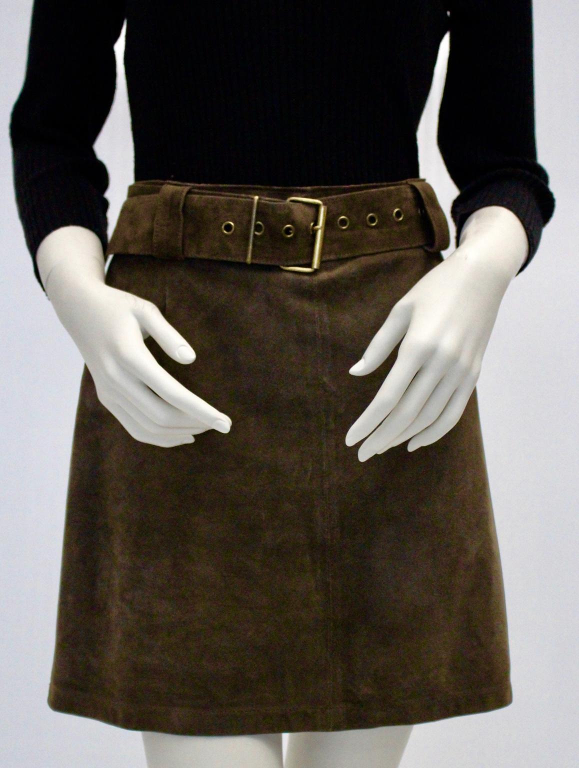 Sylvie Schimmel Paris Vintage Taupe Suede A Line Mini Skirt with a belt France  In Good Condition For Sale In Vienna, AT