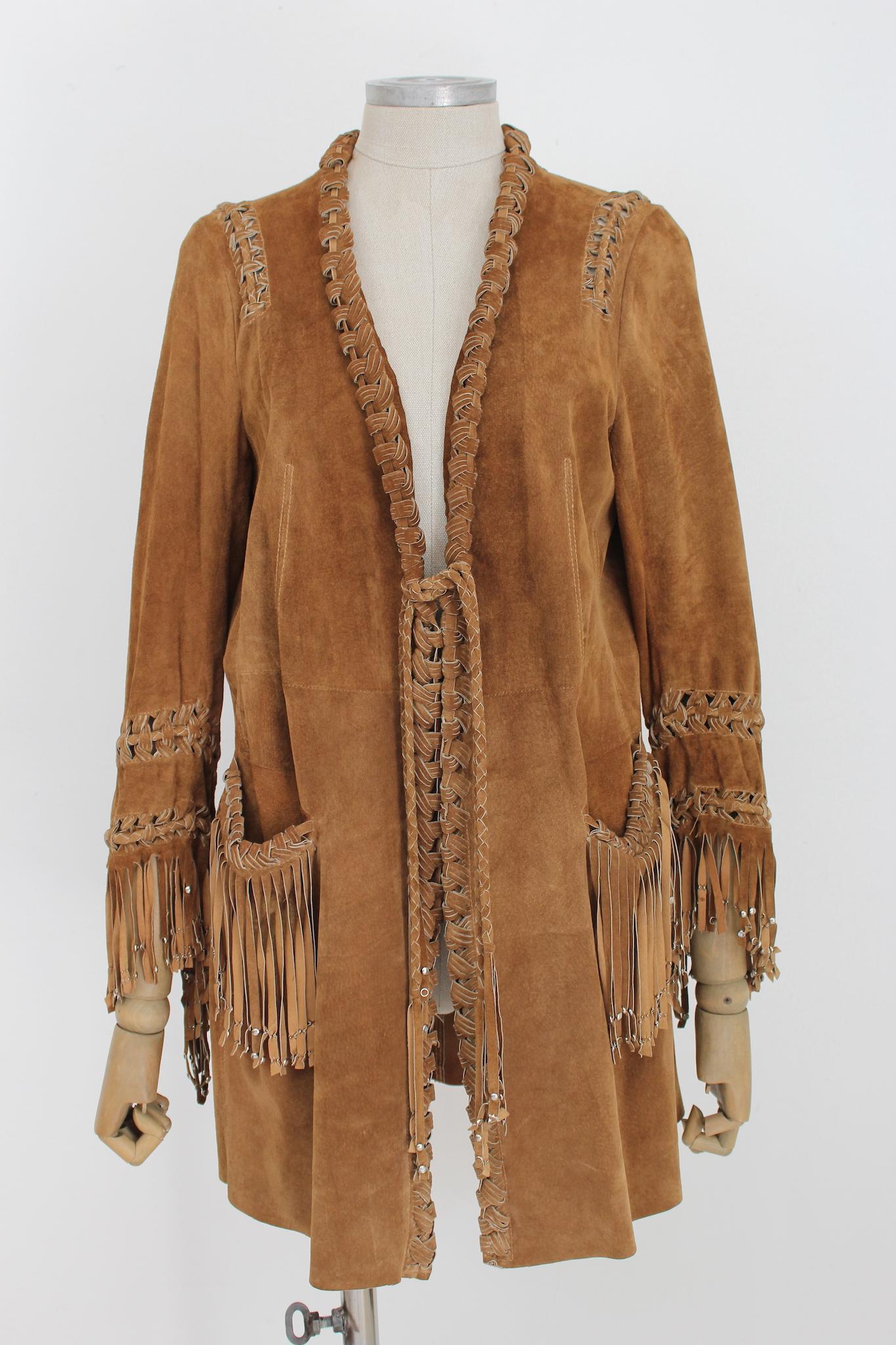 Sylvie Schimmel vintage 90s jacket in leather and fringes. Wide jacket in soft light brown leather, braided leather trims and fringes along the edges with small silver-colored studs. Closure with adjustable laces at the waist.

Size: 44 It 10 Us 12