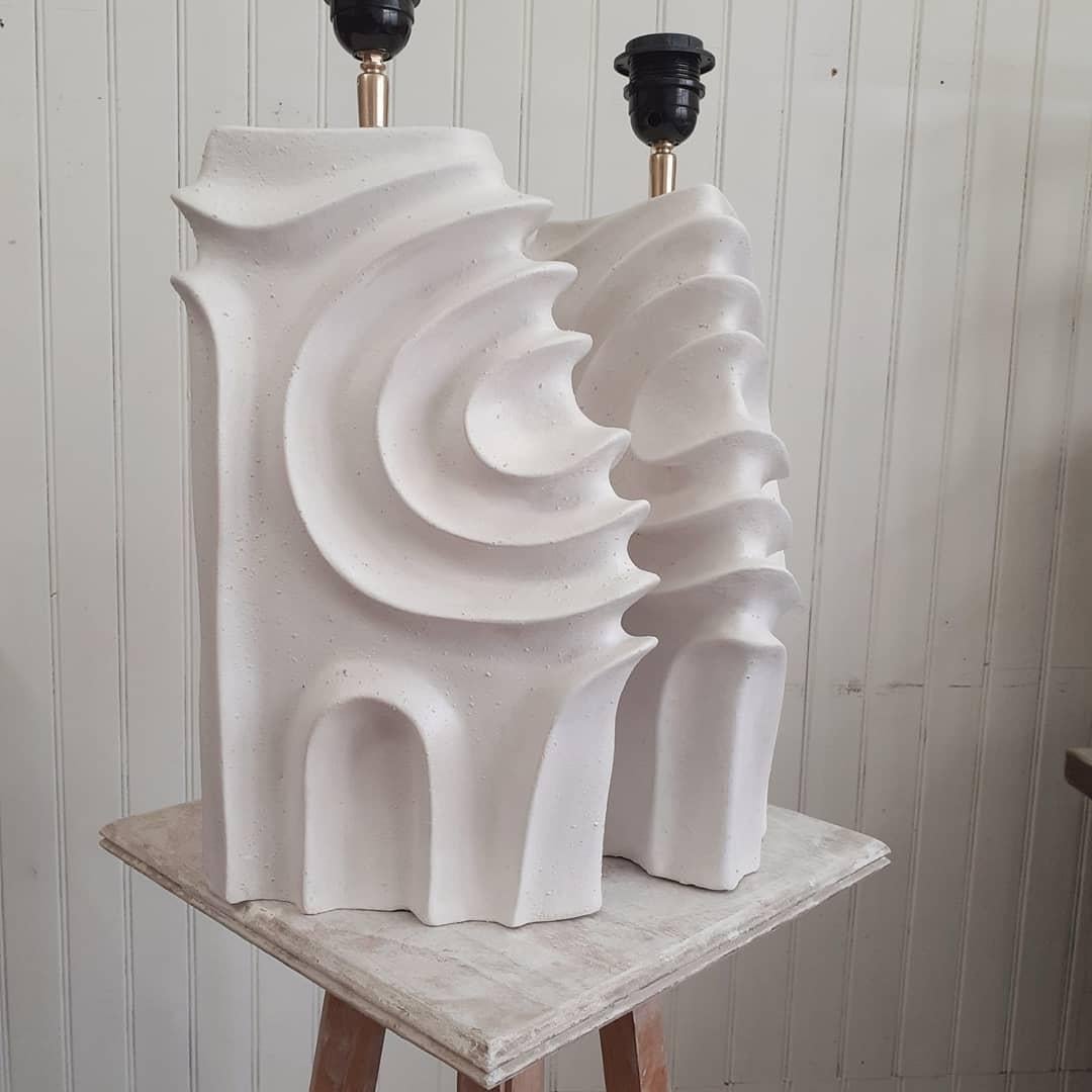 Lámpara de sobremesa de cerámica blanca neutra con base de textura escultórica by Elsa Foulon Francés en venta