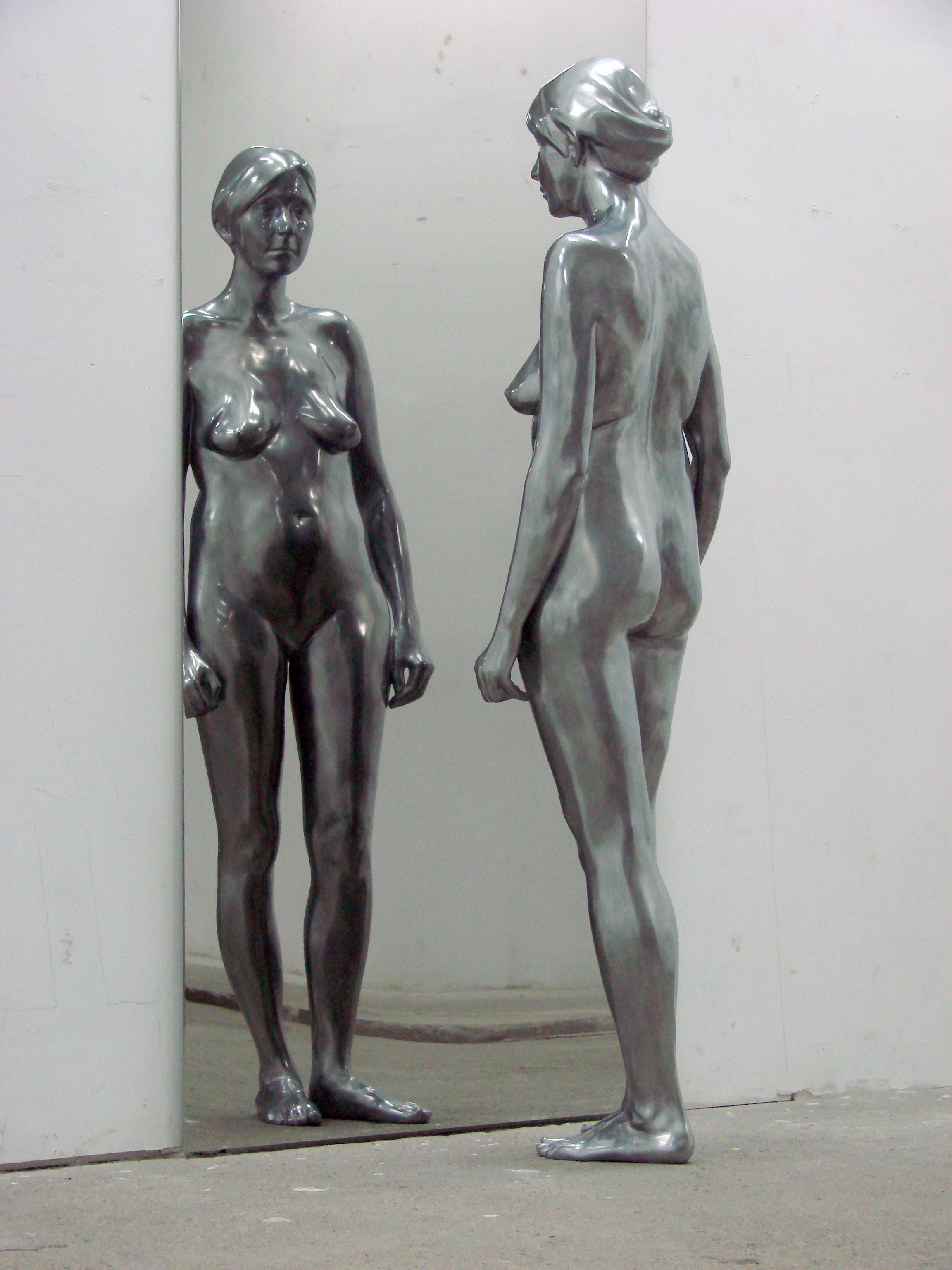 SELF PORTRAIT - Skulptur aus Polyesterharz, beschichtet mit pulverbeschichtetem Aluminium – Sculpture von Sylwia Jakubowska-Szycik