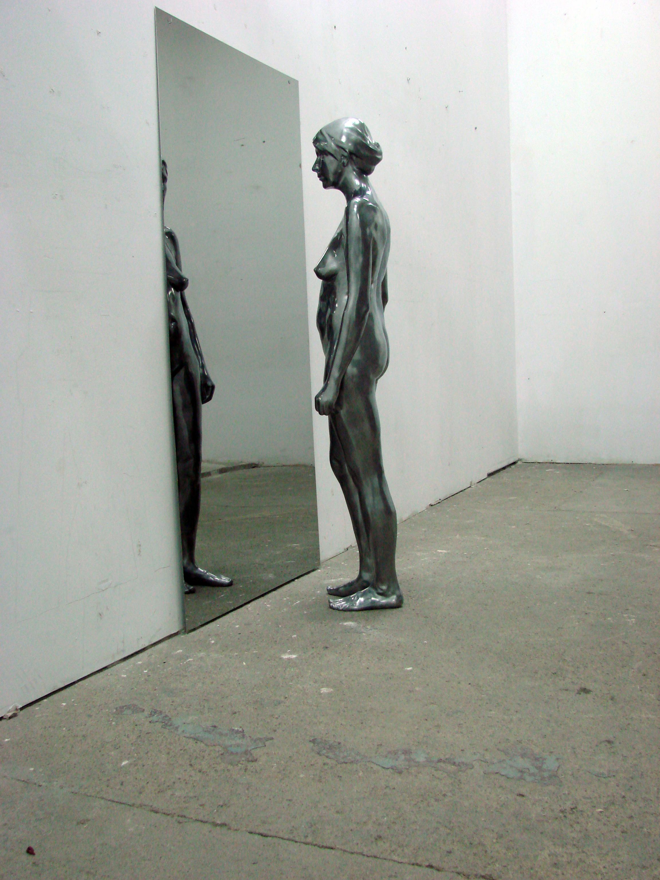 SELF PORTRAIT - Sculpture en résine de polyester revêtue d'aluminium poudré en vente 1