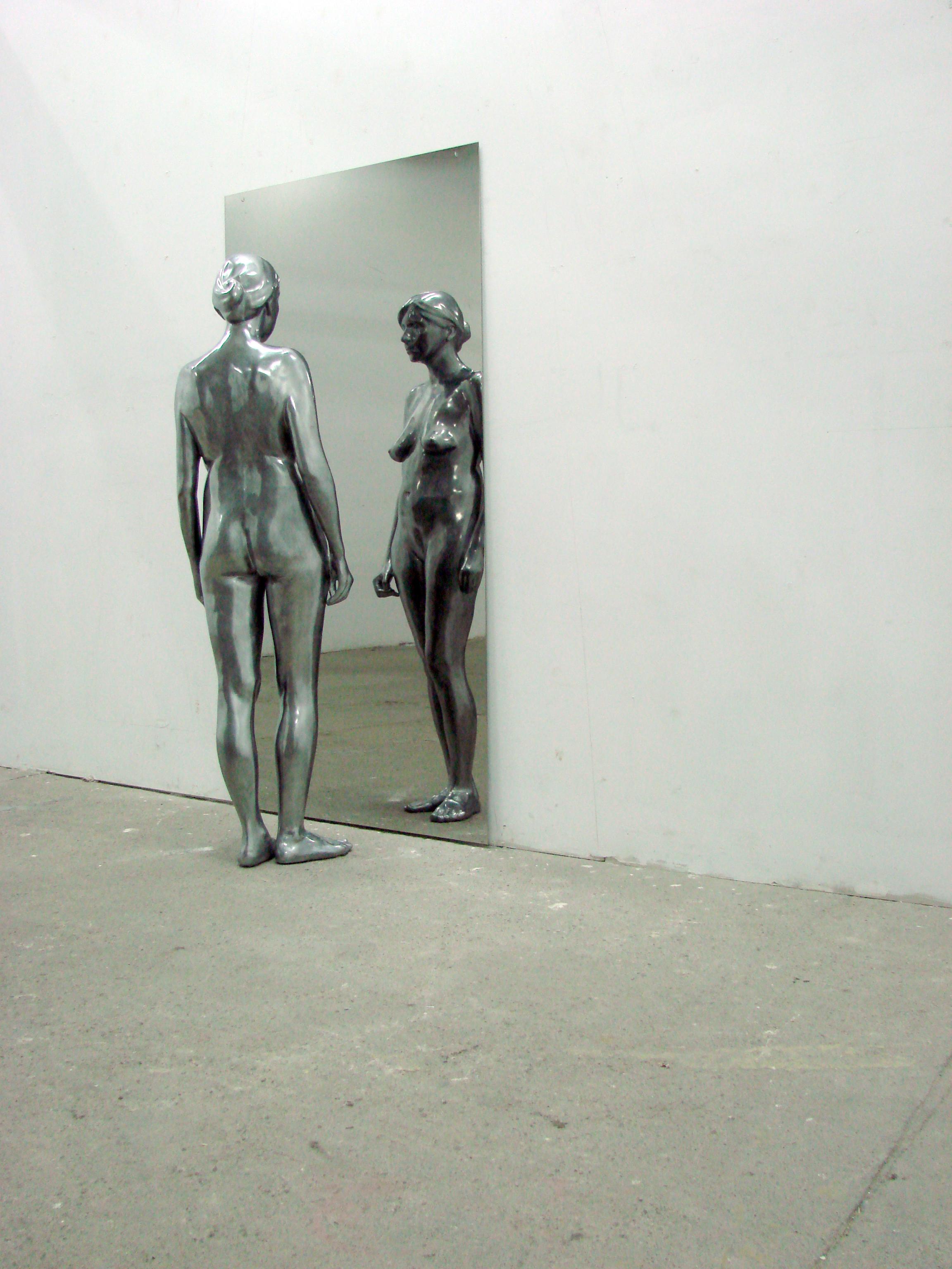 SELF PORTRAIT - Sculpture en résine de polyester revêtue d'aluminium poudré en vente 2