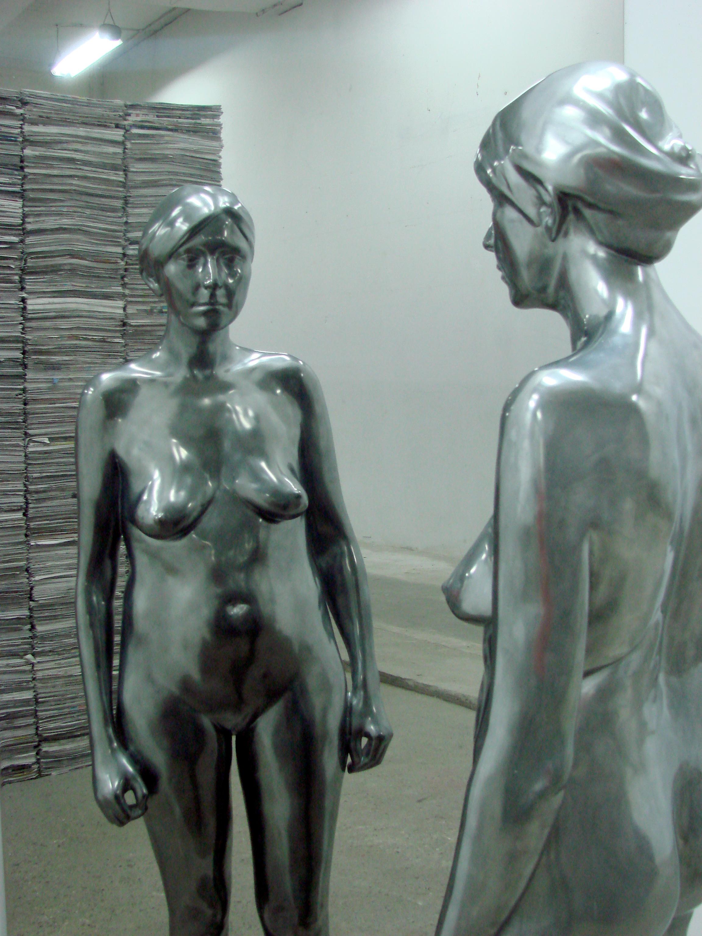 SELF PORTRAIT - Sculpture en résine de polyester revêtue d'aluminium poudré en vente 3