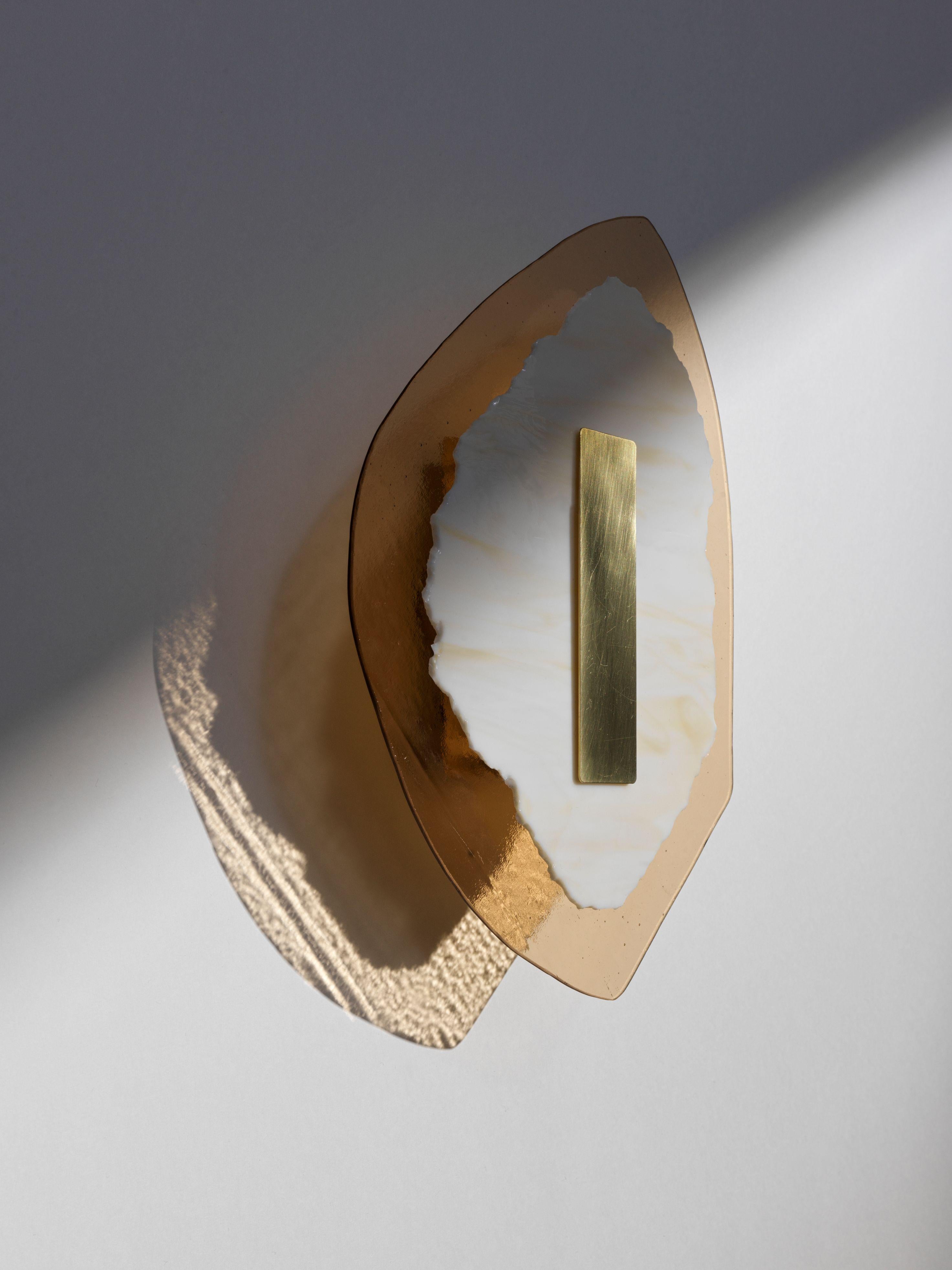 Sculpture lumineuse en verre marbré, laiton, brun et ocre semi-opaque de Marie Jeunet Neuf - En vente à Geneve, CH