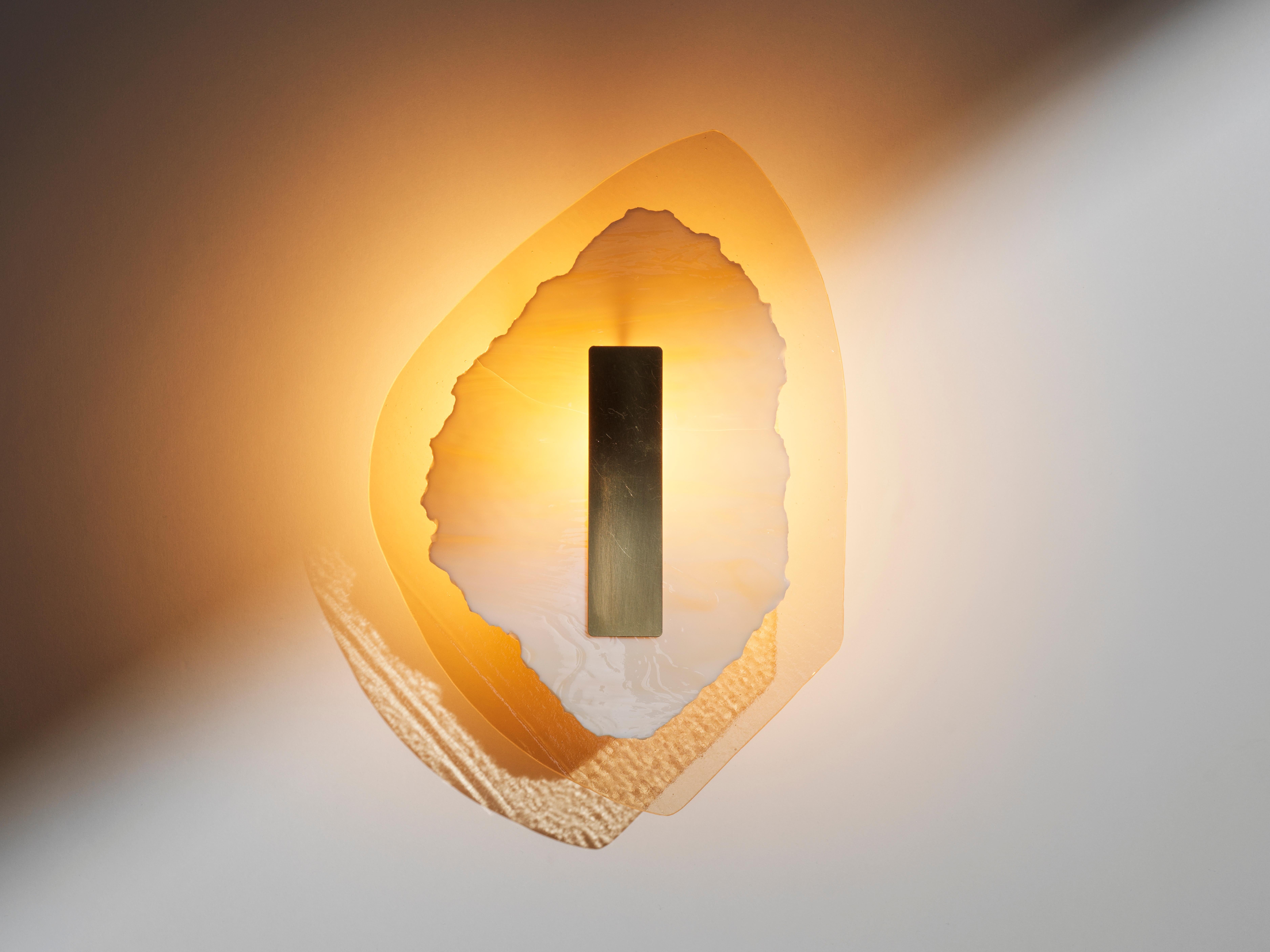 XXIe siècle et contemporain Sculpture lumineuse en verre marbré, laiton, brun et ocre semi-opaque de Marie Jeunet en vente