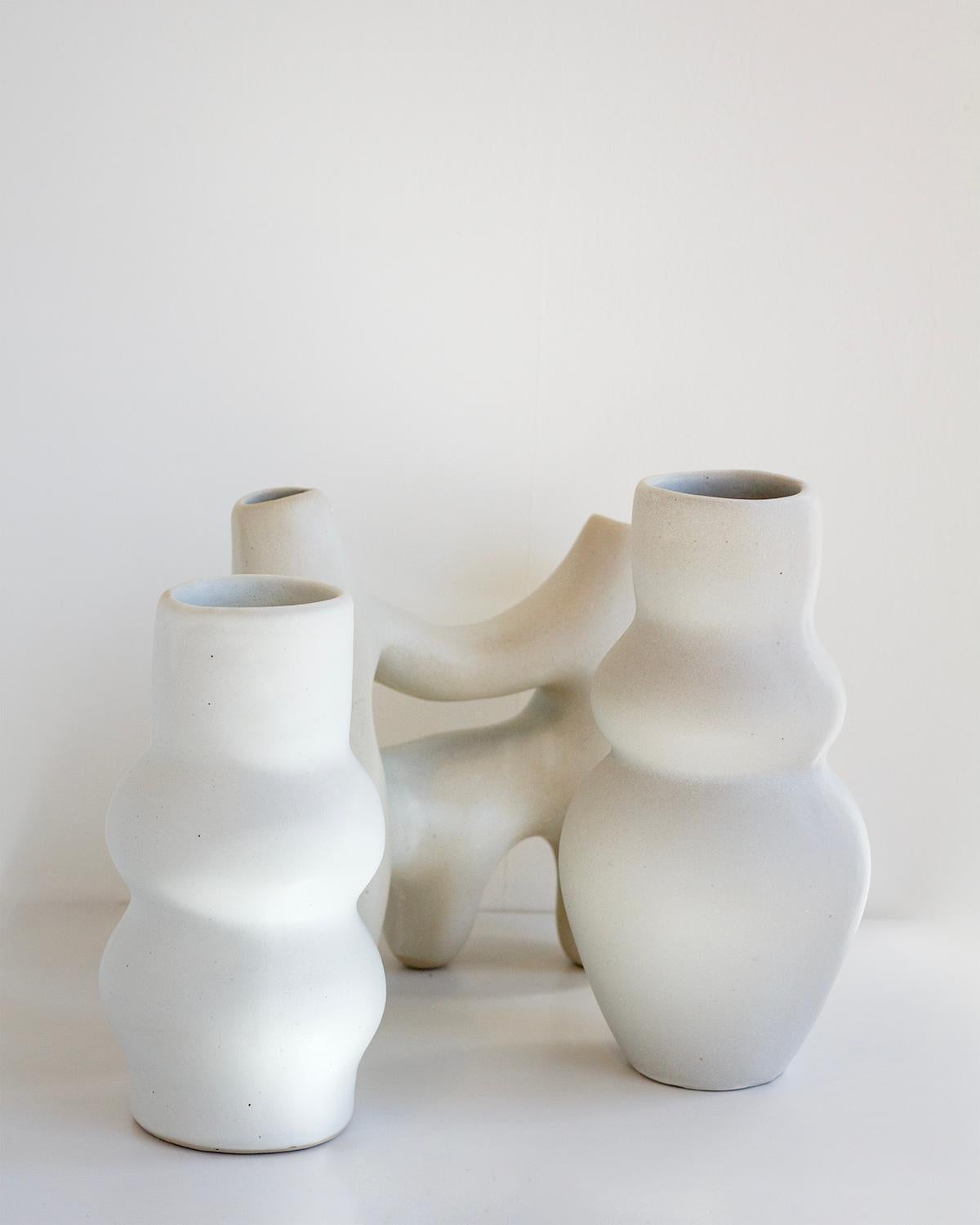Symbiose Vase aus Ton - Knochenweiß (Handgefertigt) im Angebot