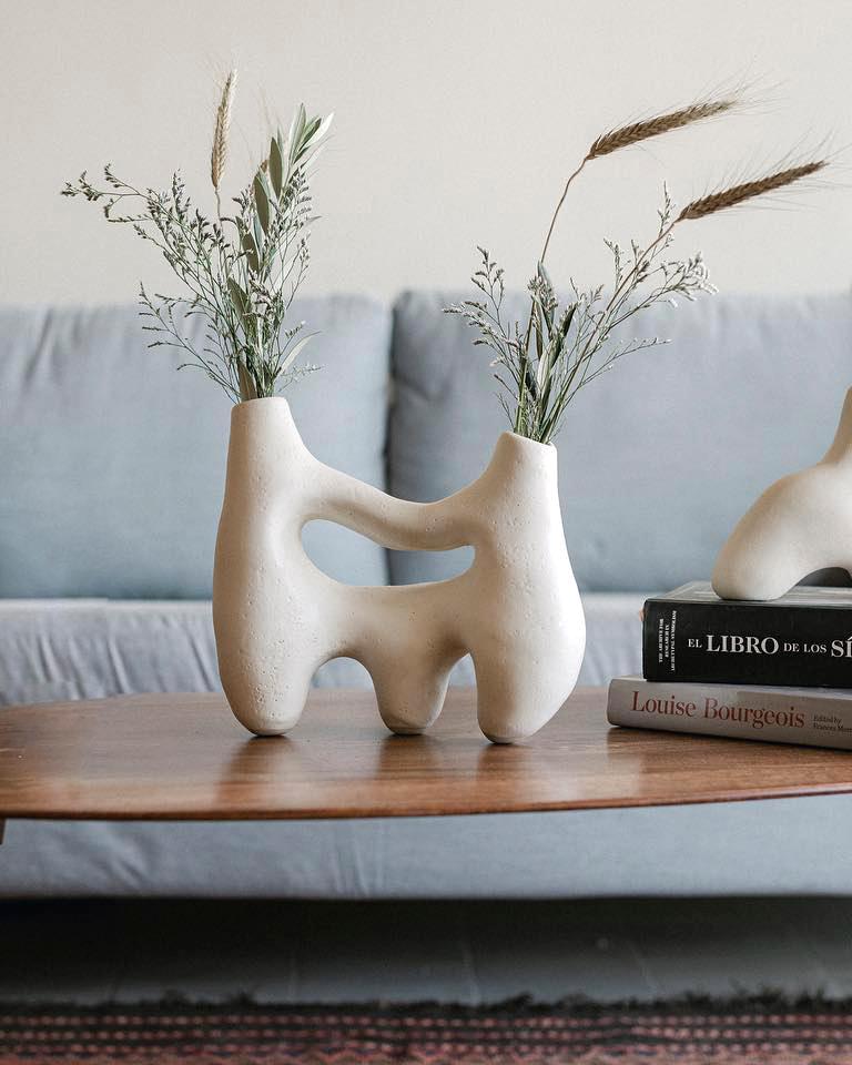 Este Jarrón de Arcilla Simbiosis es un jarrón escultórico único hecho de arcilla blanca. Su aspecto rústico y minimalista es perfecto para decoraciones orgánicas modernas y futuristas. Hecho a mano con esmero, este jarrón blanco hueso es un