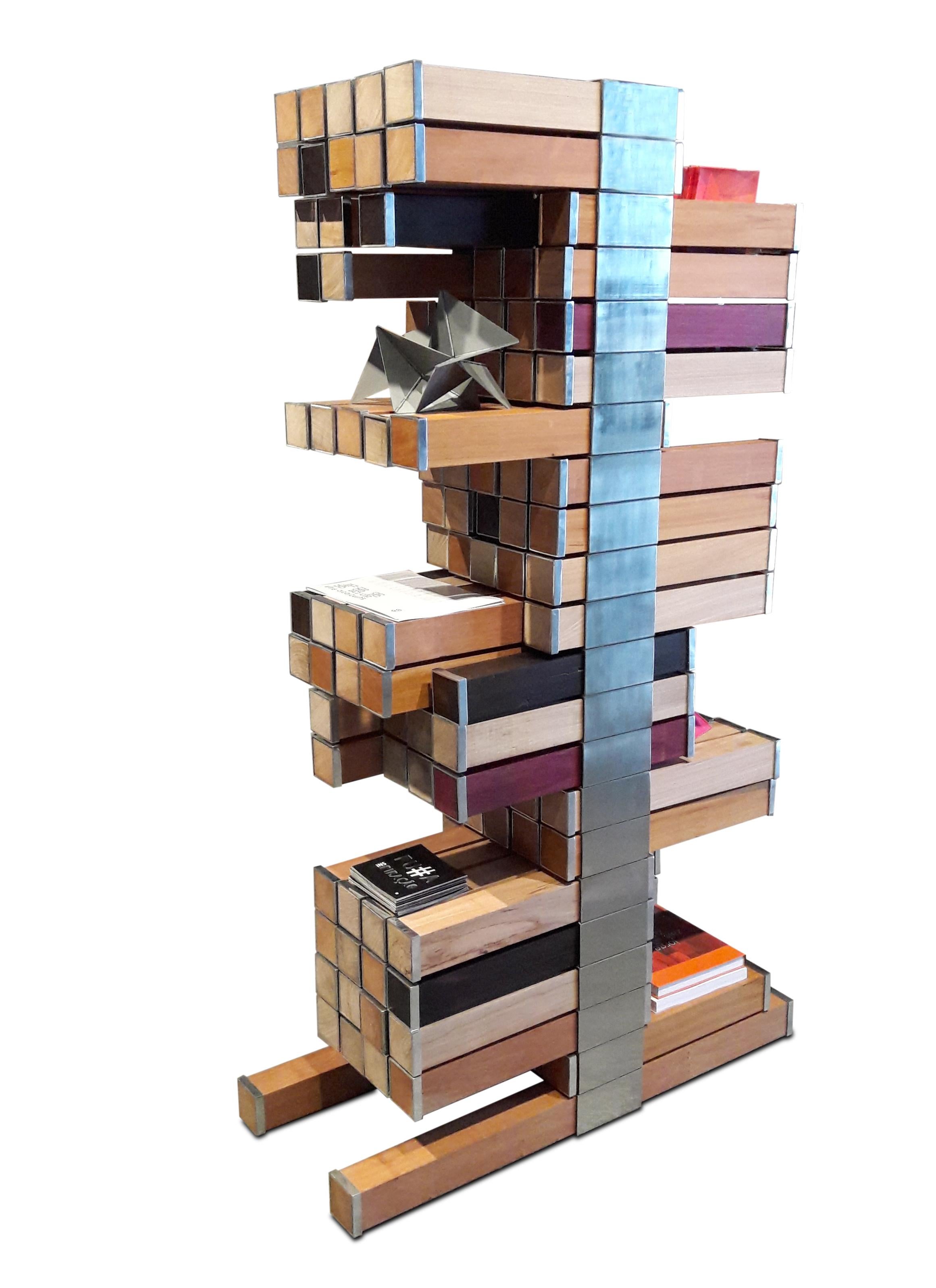 Scaffale simbiotico di Mameluca
Materiale: legno brasiliano: Cedro marinheiro, Jequitibá Rosa, Vinhático, Roxinho, Braúna aço inoxidável; acciaio inox.
Dimensioni: D 40 x L 100 x H 200 cm

Il primo oggetto simbiotico creato è stato il ripiano