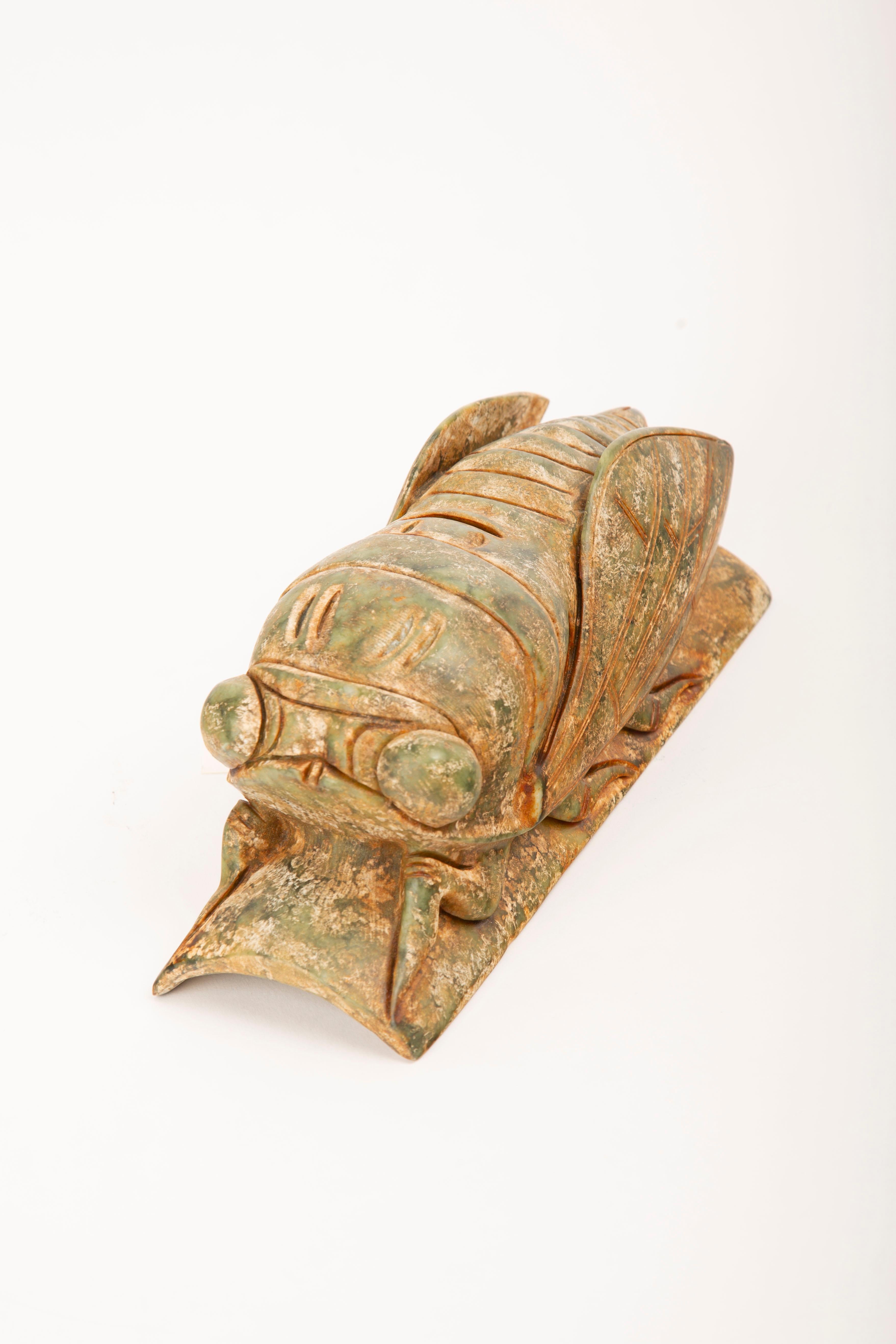 Symbol der Wiedergeburt: Geschnitzter Jade Cicada Talisman (Chinesisch) im Angebot