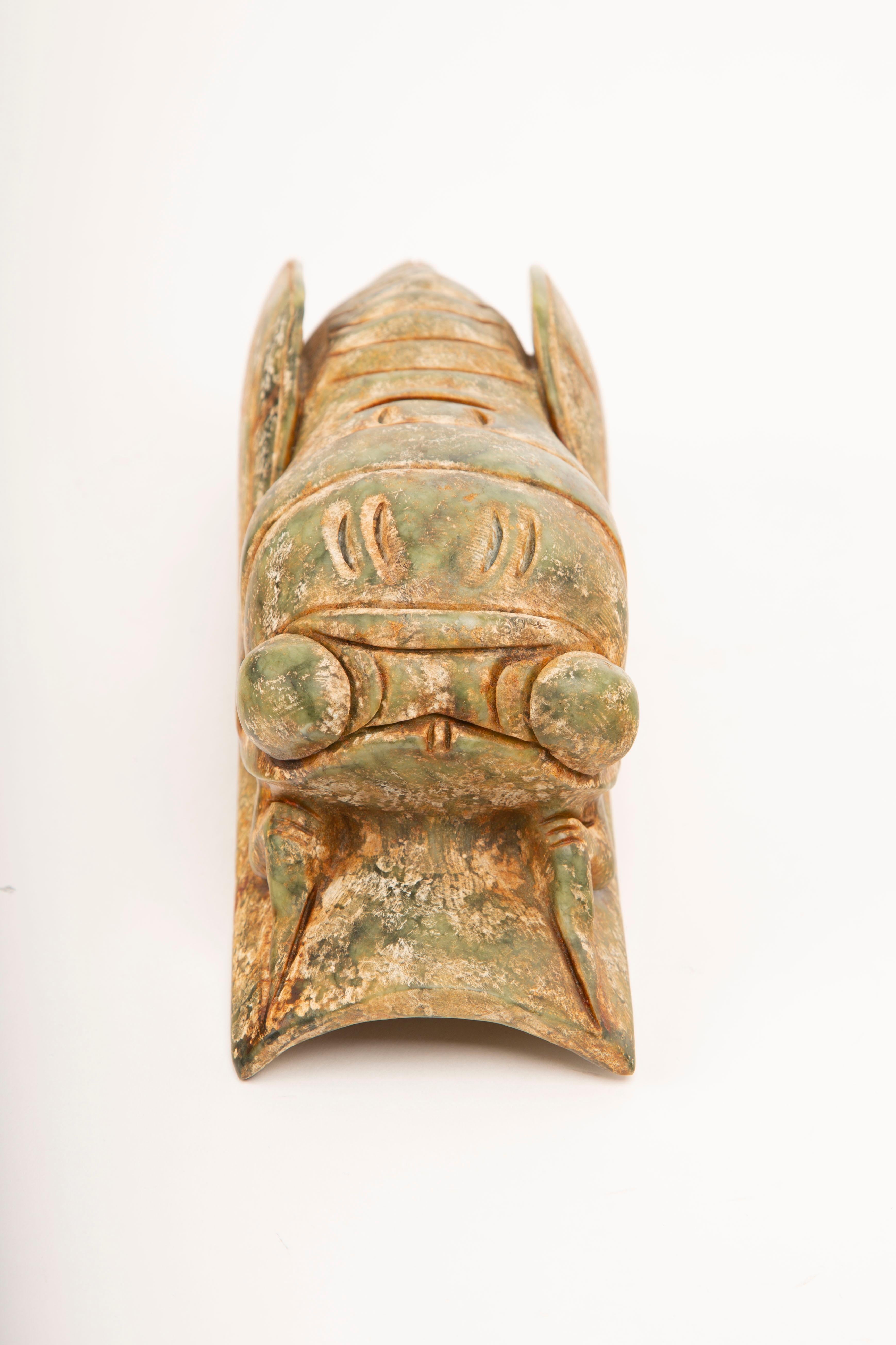 Symbol der Wiedergeburt: Geschnitzter Jade Cicada Talisman im Angebot 1