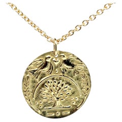 Collana con medaglione simbolico dell'amore e del successo in oro giallo 18 carati