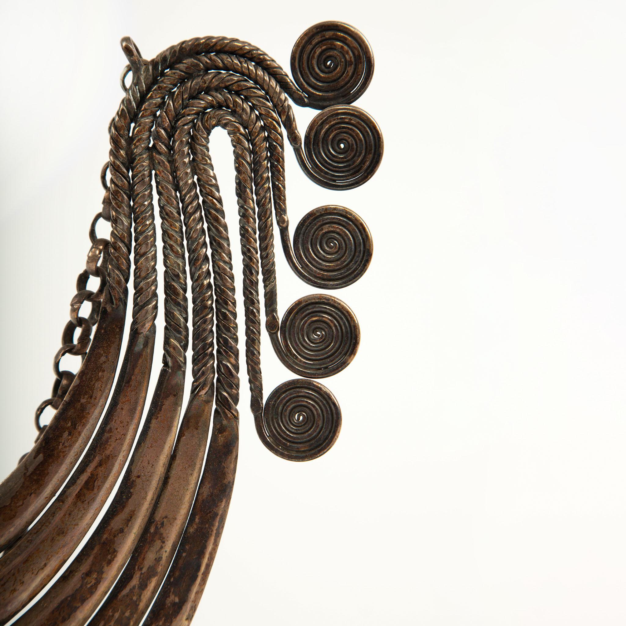Collana pettorale in argento della tribù minoritaria Miao con placca della divinità
Questa straordinaria collana pettorale in argento, realizzata dalla minoranza Miao della Cina sud-occidentale, presenta un'elaborata placca centrale repoussé che