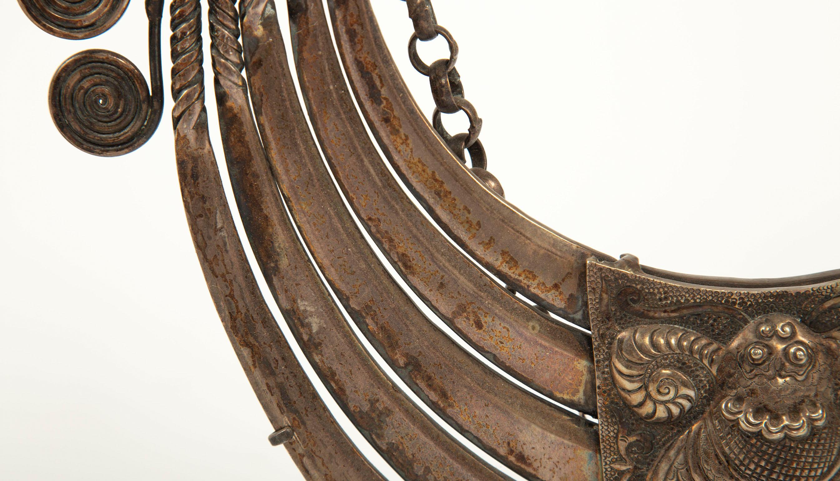 Simboli di forza: Collana pettorale della tribù minoritaria Miao con placca mitica In condizioni ottime in vendita a New York, NY