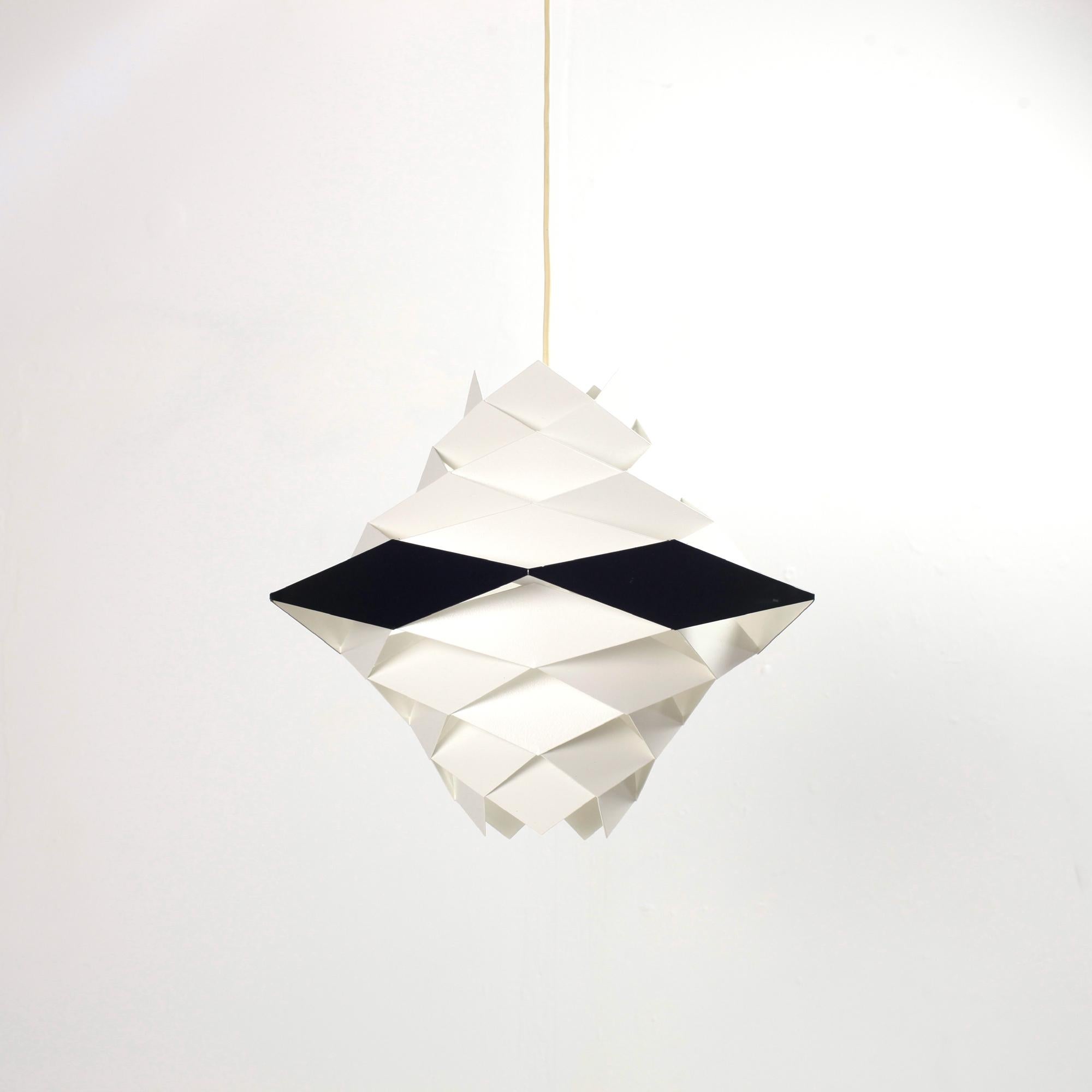 Pendant lamp model Symfoni by Preben Dal for H Følsgaard Elektro from Denmark circa 1960.
White and black painted lampshade made with metal parts diamonds shape assembled like an origami
No more in production.
E24 bulb
Fully restored