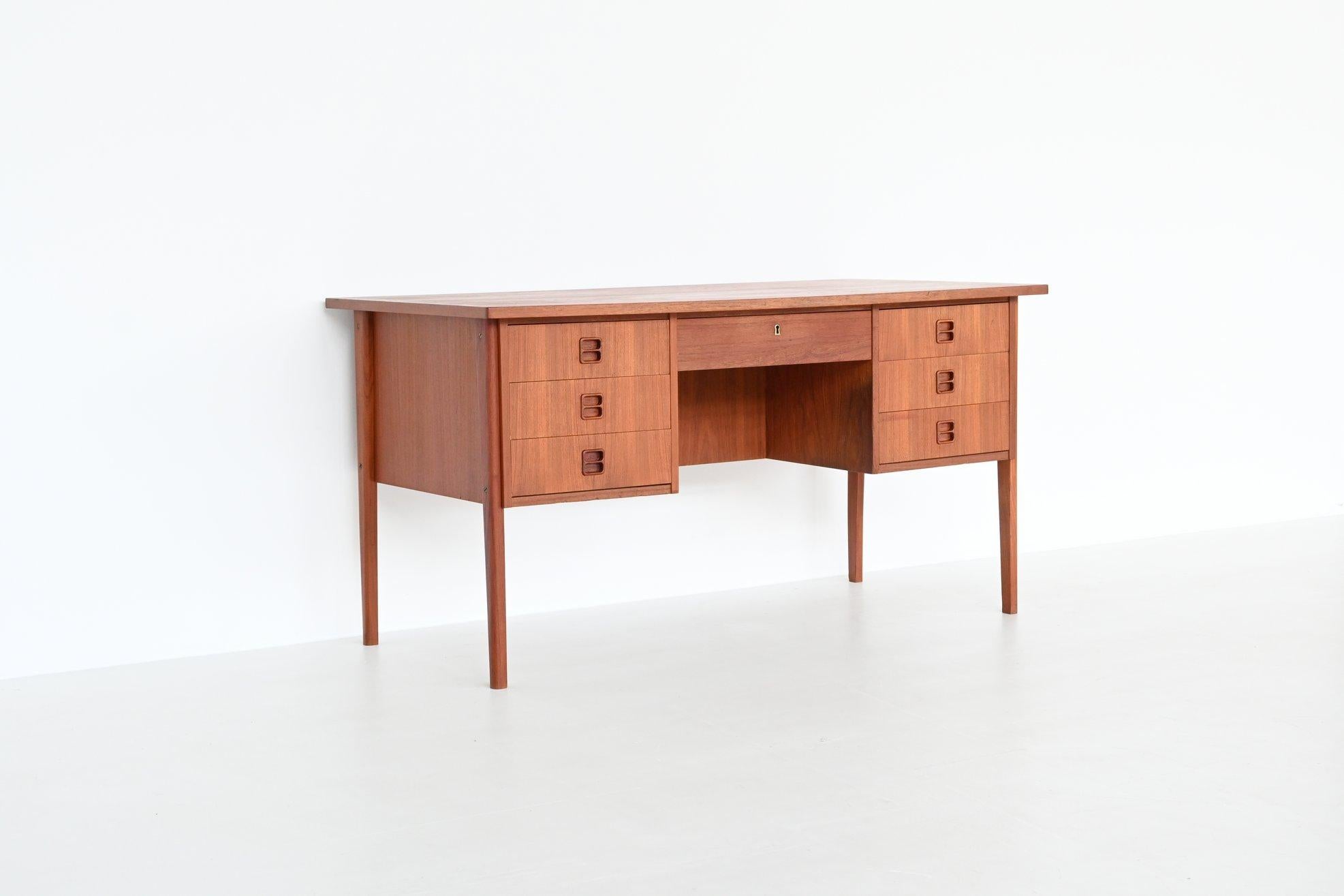 Symmetric Scandinavian Desk Teak Wood Denmark, 1960 In Good Condition In Etten-Leur, NL