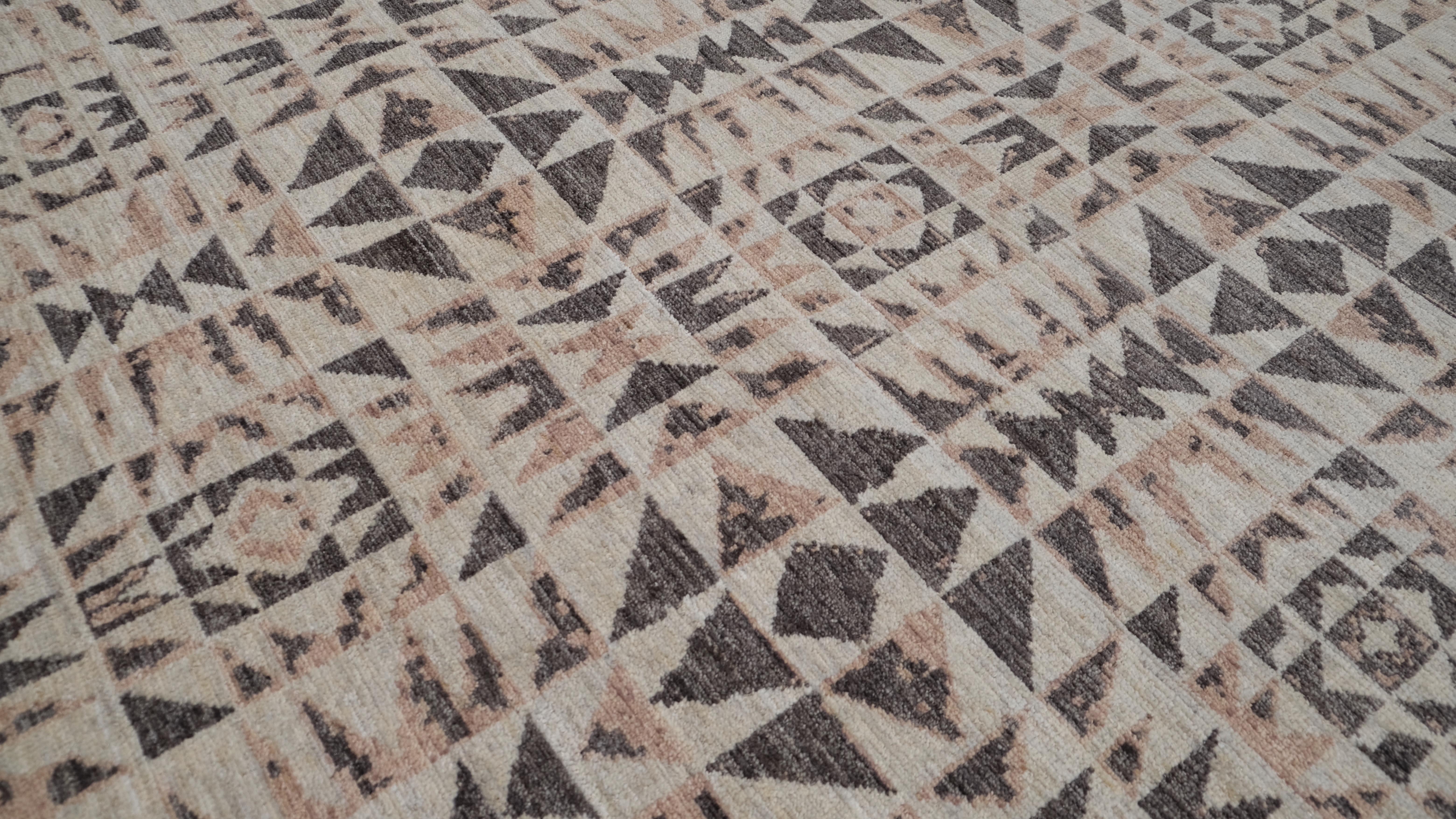 Symmetrische Diamant und Arrow Beige, Pfirsich & Grau Wollteppich 8'11''x12' (Pakistanisch) im Angebot