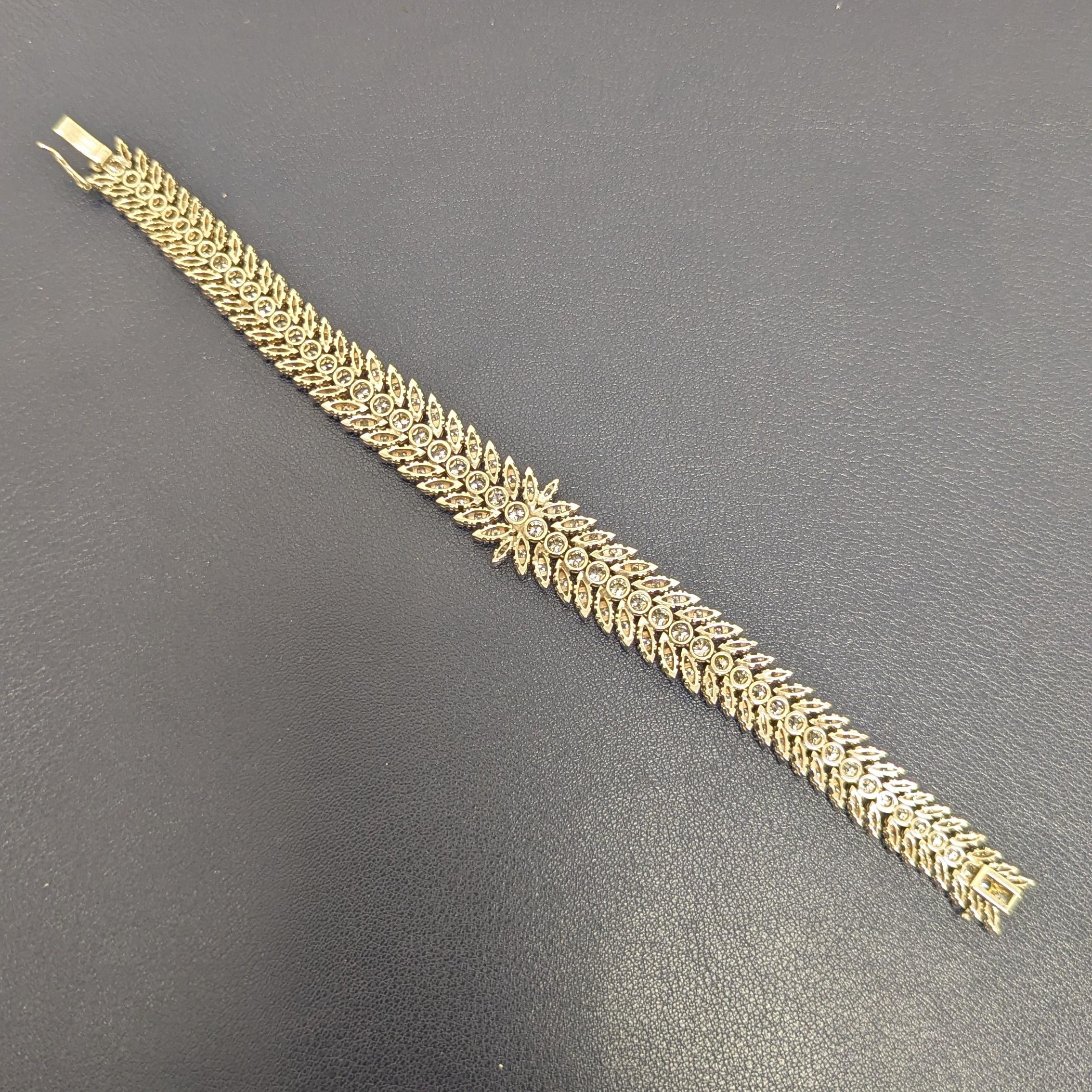 Symmetrical Multirow Diamond Cluster Bracelet en Excelente estado para la venta en New York, NY