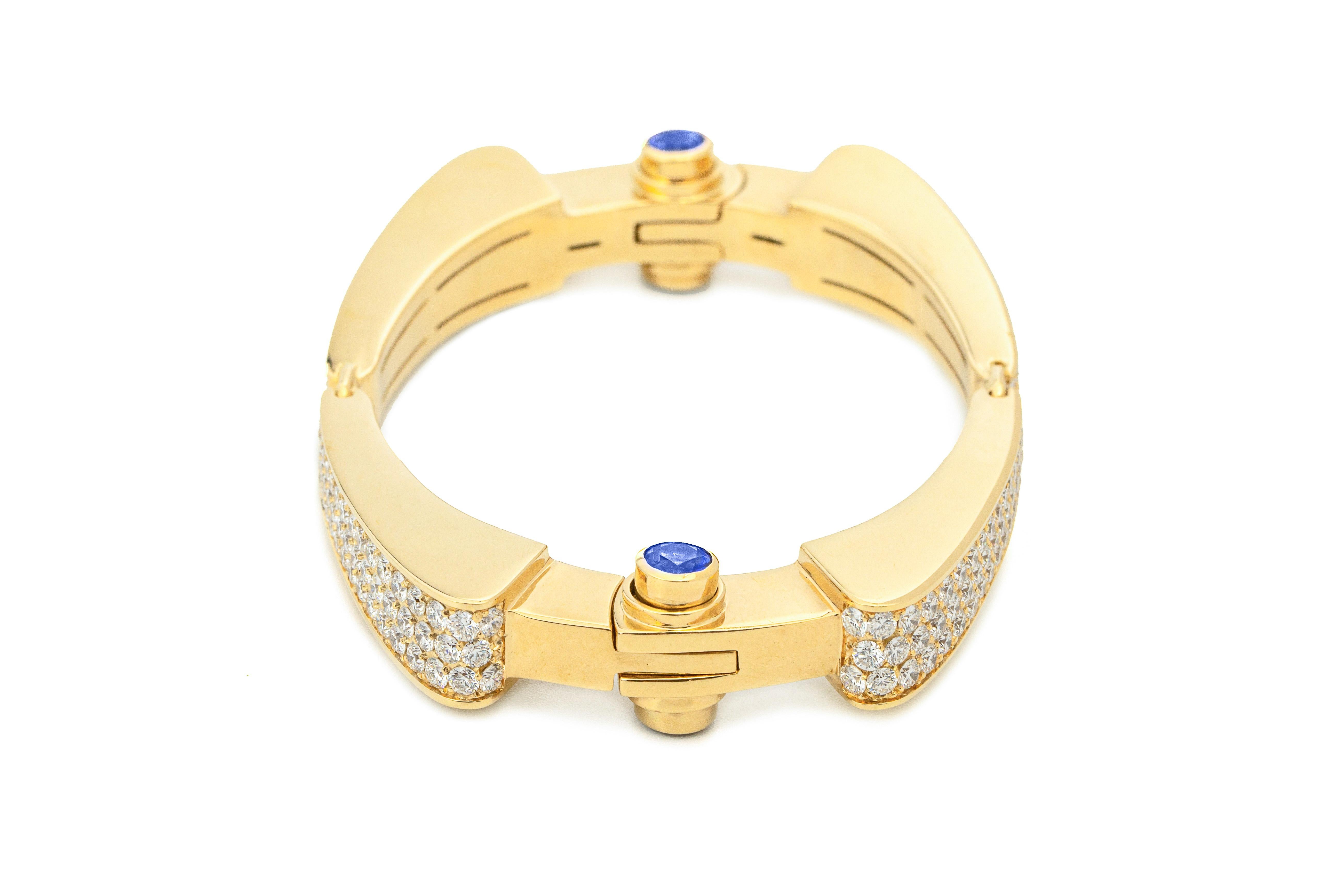 Moderne Manchette « Costis » symétrique avec diamants et saphirs bleus royaux de Ceylan en vente