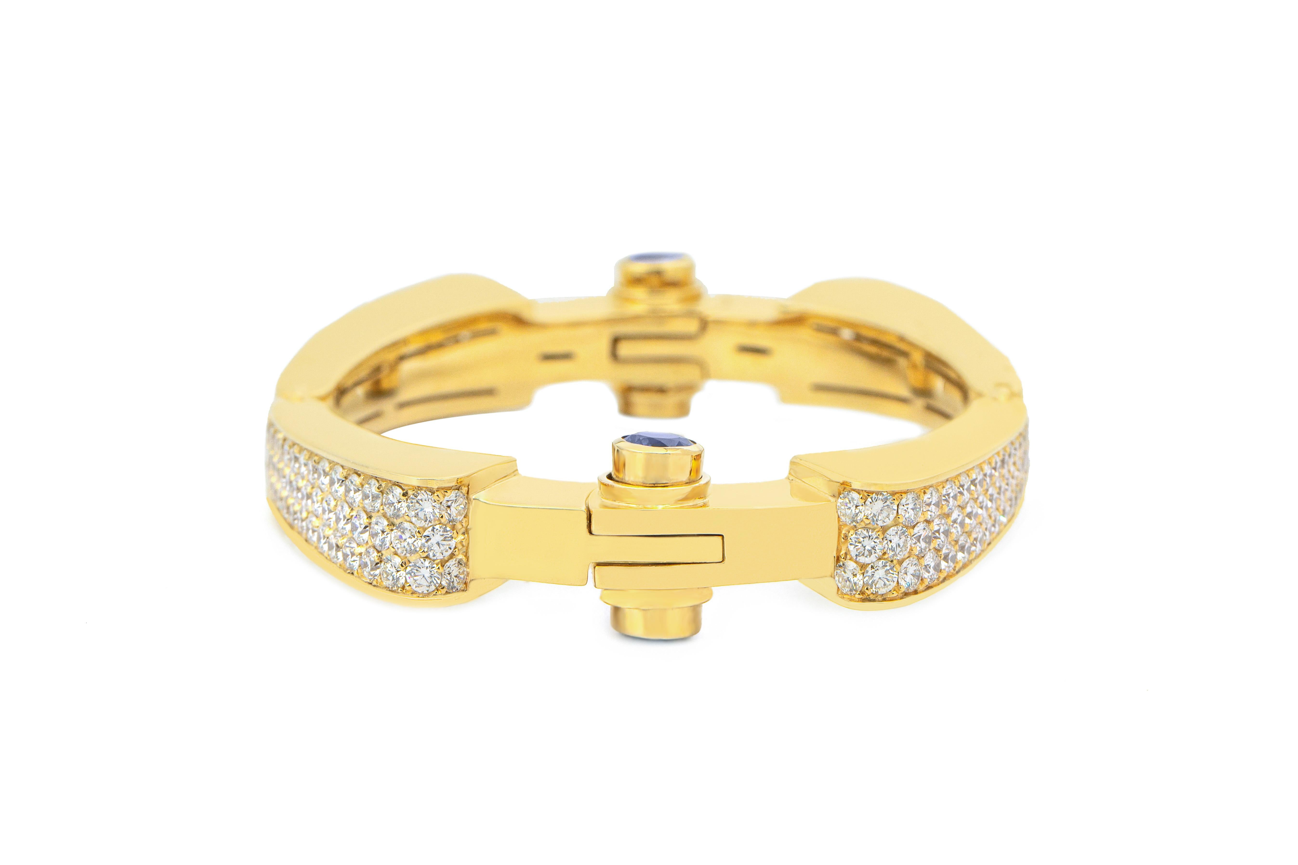 „Costis“ Symmetrie-Manschettenknopf-Pavé“ mit Diamanten und königsblauen Saphiren (Brillantschliff) im Angebot