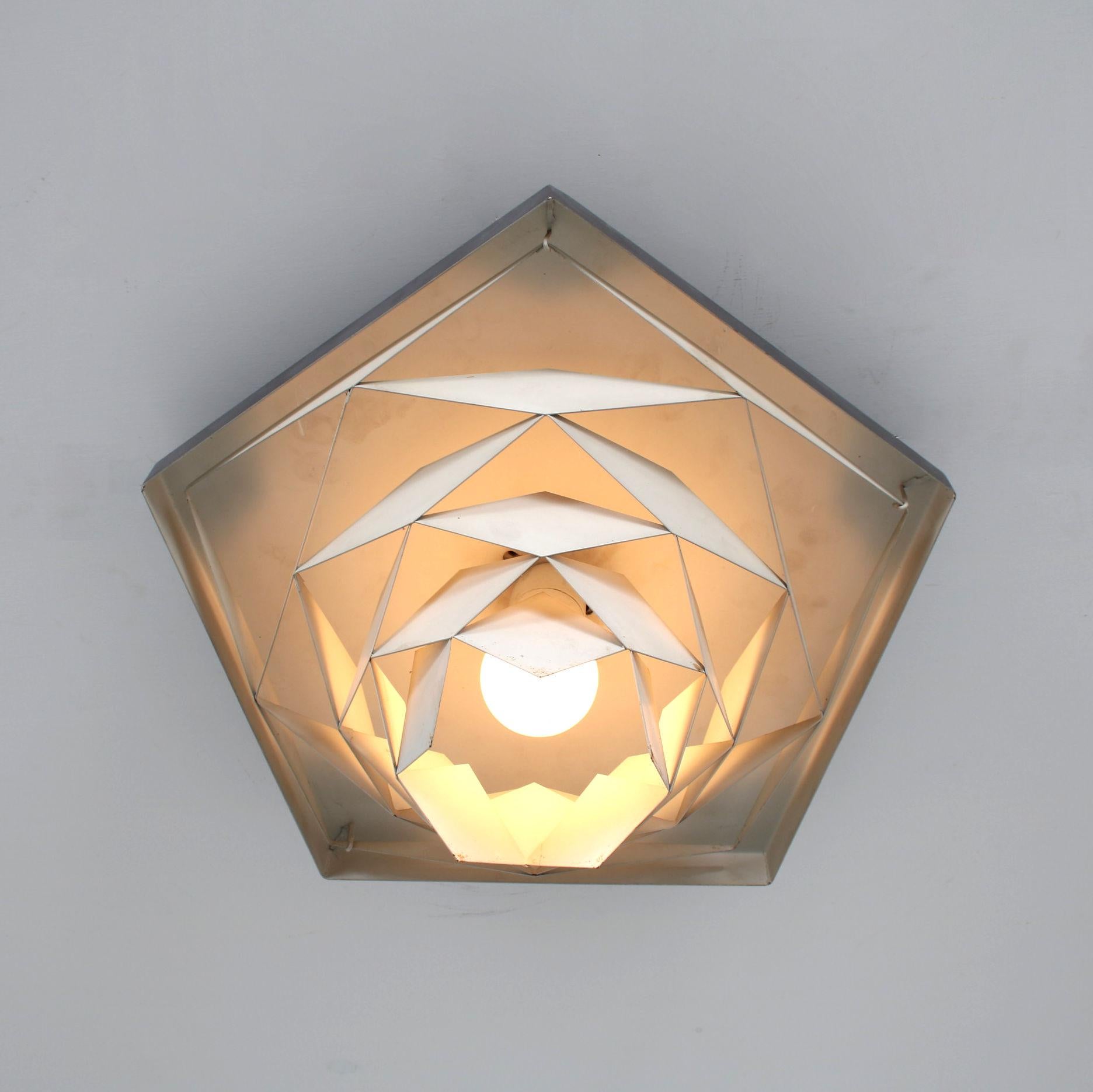 

A beautiful ceiling lamp designed by Preben Dahl and manufactured by Hans Folsgaard in Denmark around 1960.

Part of the “Sympfoni” series designed by Dahl. Pieces of these series can all be recognized by there resembling structure and materials.