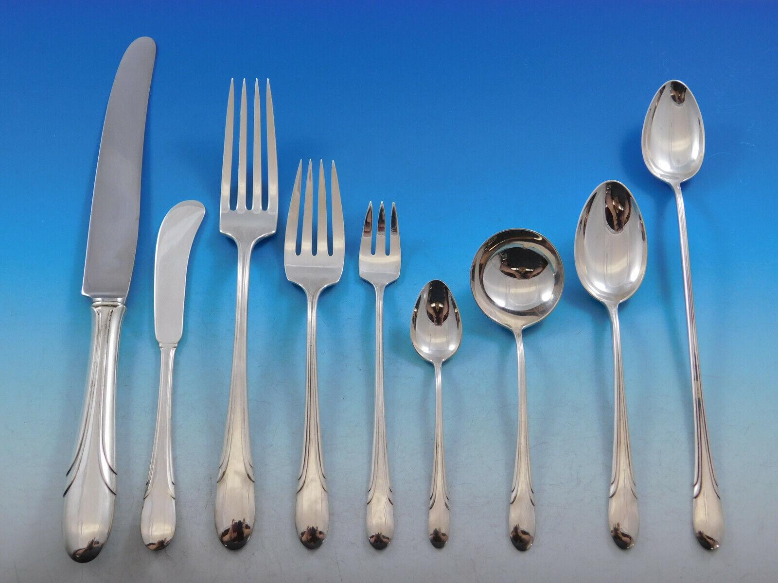 Ensemble de couverts en argent sterling Dinner Size Symphony by Towle, 85 pièces. Cet ensemble Art déco comprend

8 Couteaux de table, 9 3/4
8 fourchettes pour le dîner, 7 7/8