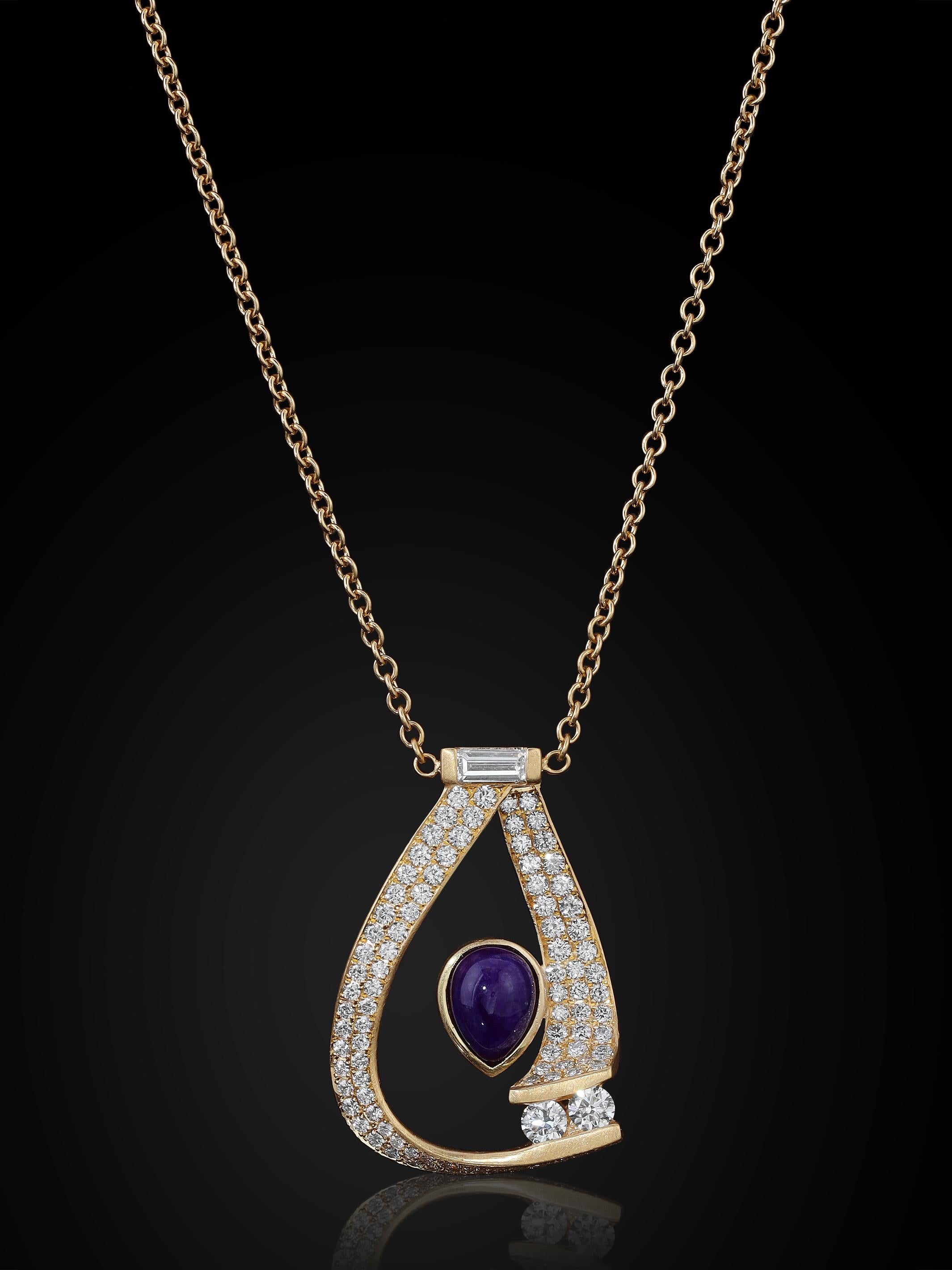 **Eleva la tua Eleganza: Collana Symphony con pave e diamanti rotondi e pera rovesciata di Sugilite in oro 18 carati**

Lasciati conquistare dal fascino lussuoso di questa squisita collana, realizzata in radioso oro 18 carati e impreziosita da