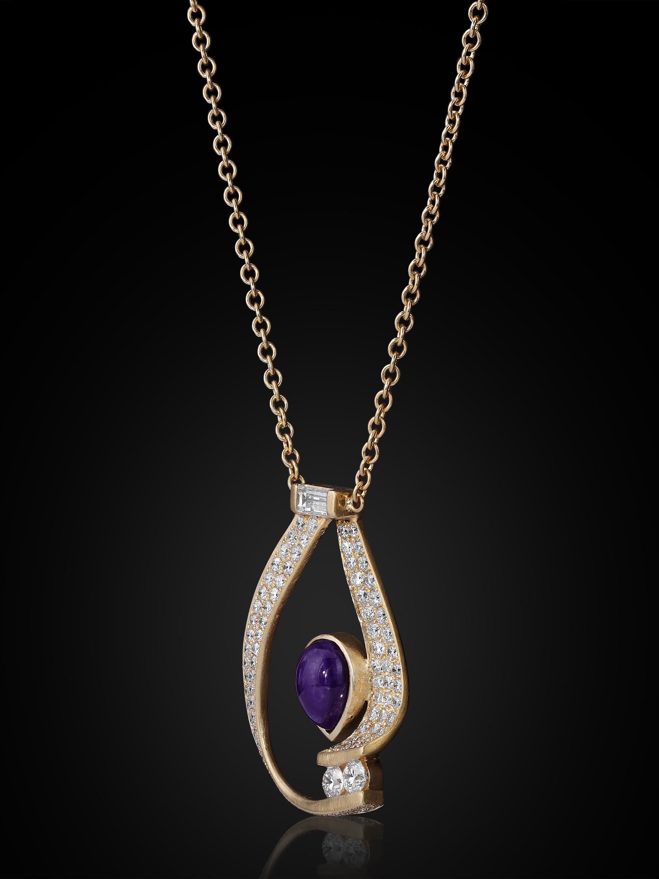Collana Symphony con pave e diamanti rotondi a pera rovesciata in oro 18k In condizioni Nuovo in vendita a Mission Viejo, CA