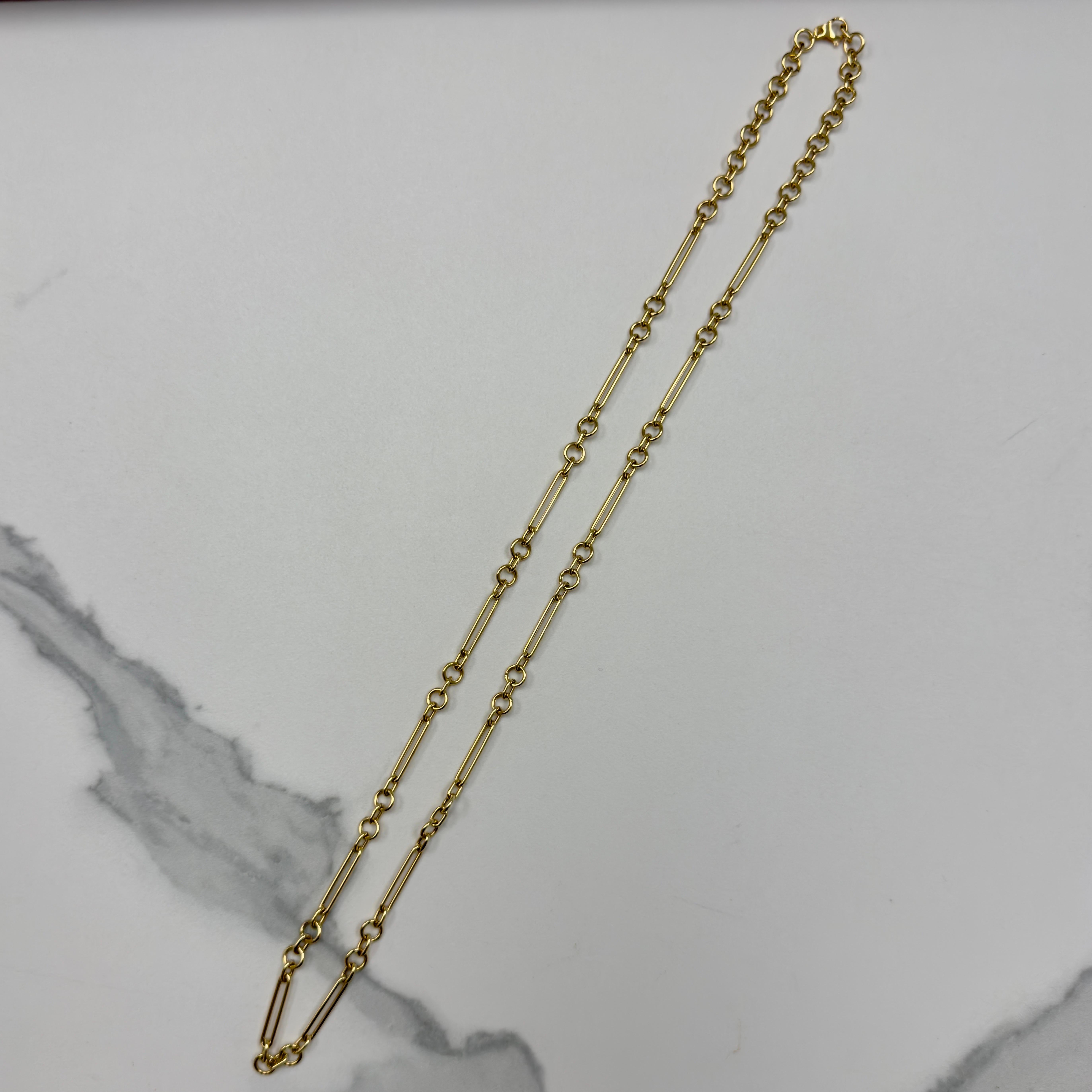 Creato in oro giallo 18 carati
Lunghezza 32 pollici
Serratura a moschettone in oro giallo 18 carati
La catena può essere agganciata a qualsiasi lunghezza




Informazioni sui designer ~ Dharmesh & Namrata

Traendo ispirazione dalle piccole cose,