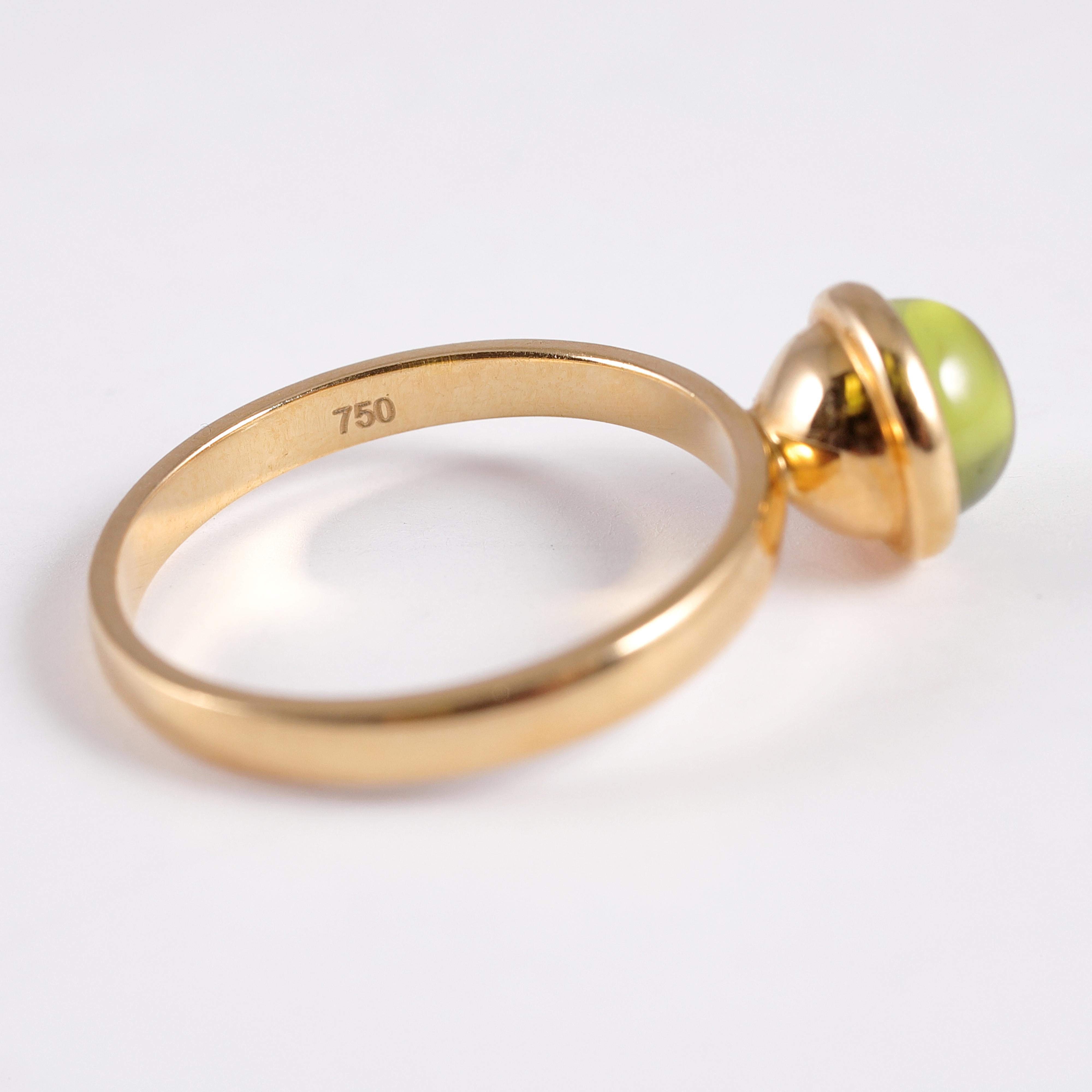 Round Cut Syna 18 Karat Yellow Gold Peridot Ring