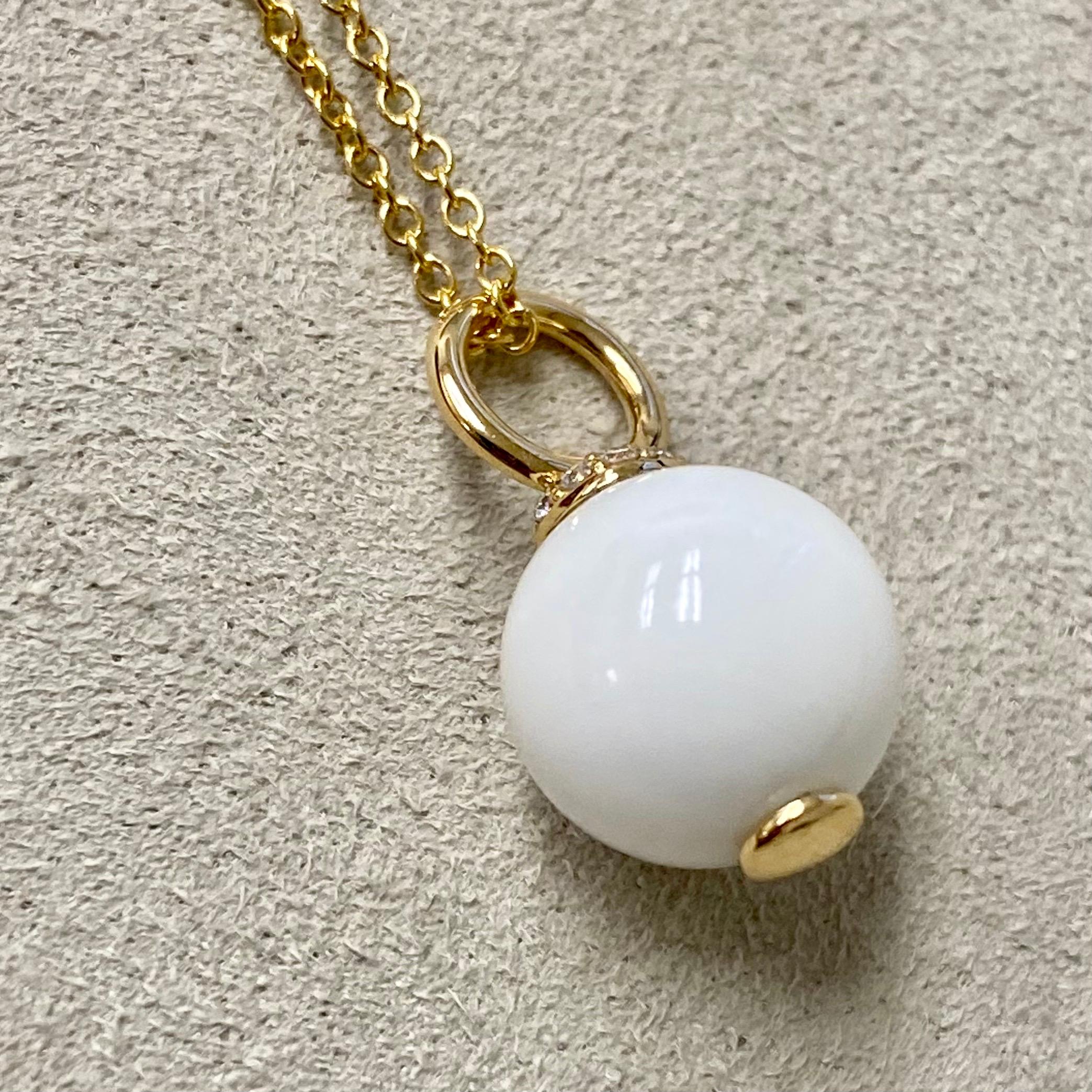 Created in 18 karat yellow gold
18 inch length
White Agate bead 8 carats approx.
Diamonds 0.05 carat approx.
18kyg lobster clasp
Limited edition

Exquisitely crafted in 18 karat yellow gold, this limited edition necklace boasts an intricate 18-inch