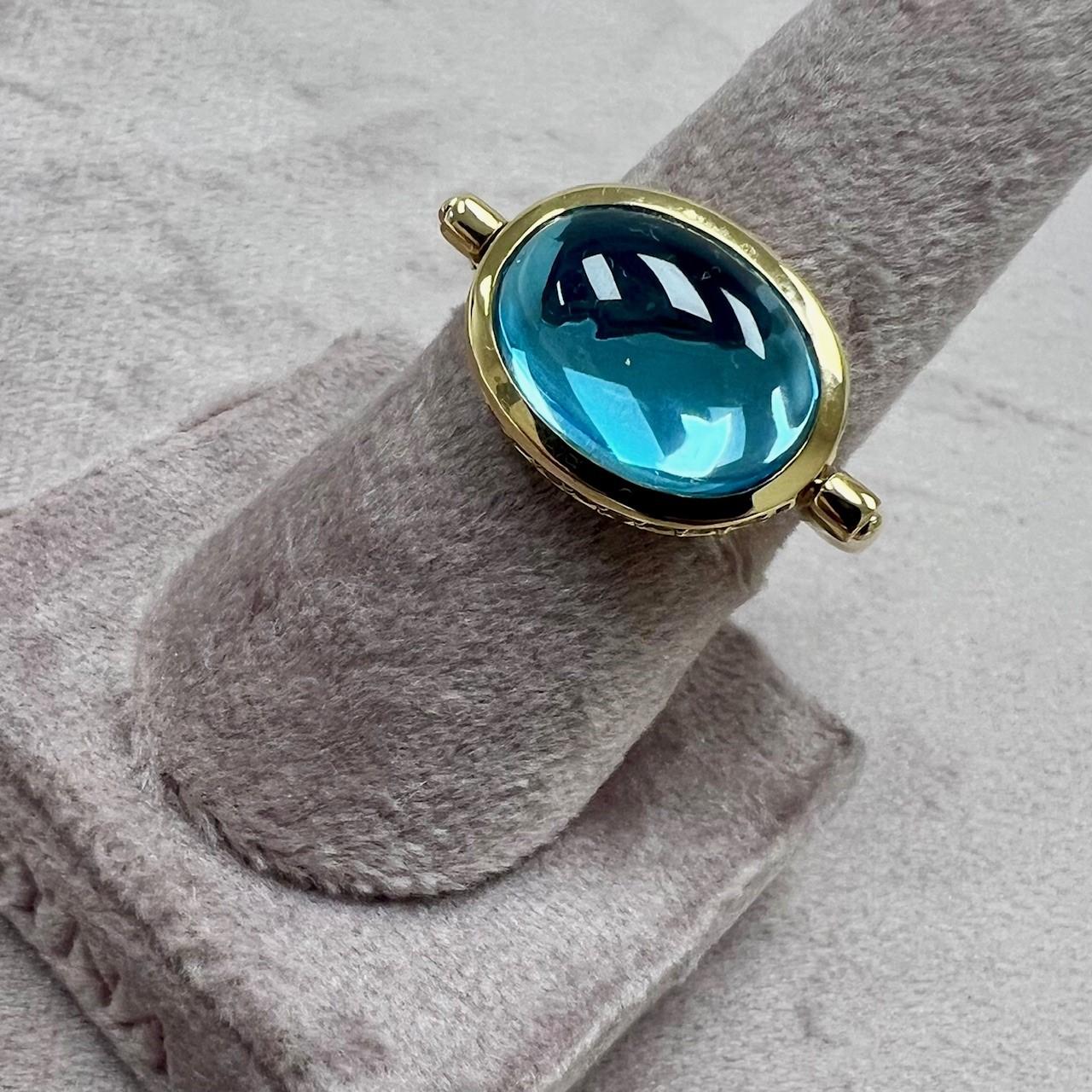 Hergestellt aus 18 Karat Gelbgold
Blauer Topas, ca. 7 Karat.
Diamanten ca. 0,30 Karat.
Ringgröße US 6.5, kann nach Wunsch angepasst werden
Drehbarer Mechanismus

Dieser atemberaubende Ring aus 18 Karat Gelbgold besteht aus einem Blautopas mit einem