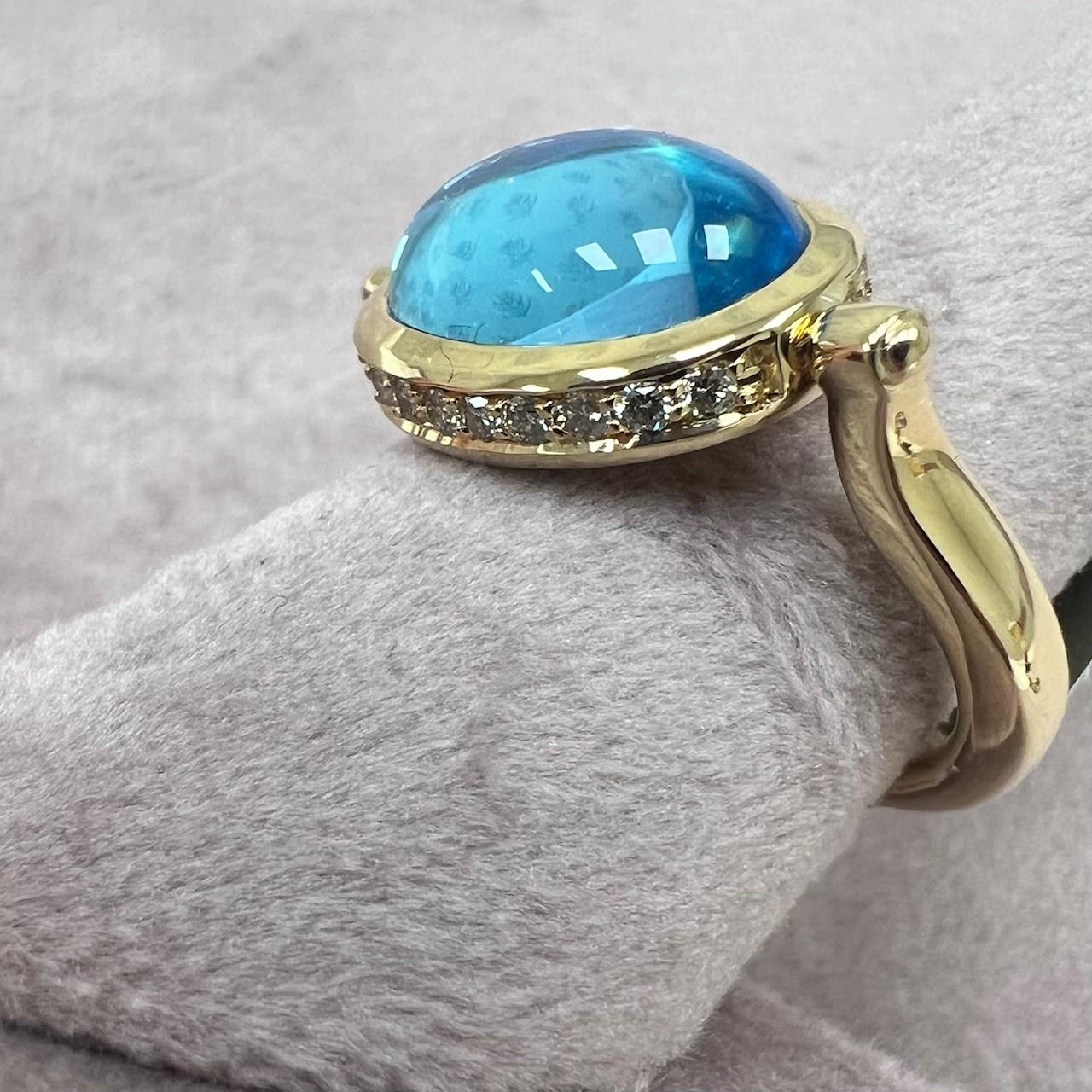 Syna Drehring aus Gelbgold mit blauem Topas und Diamanten (Zeitgenössisch) im Angebot