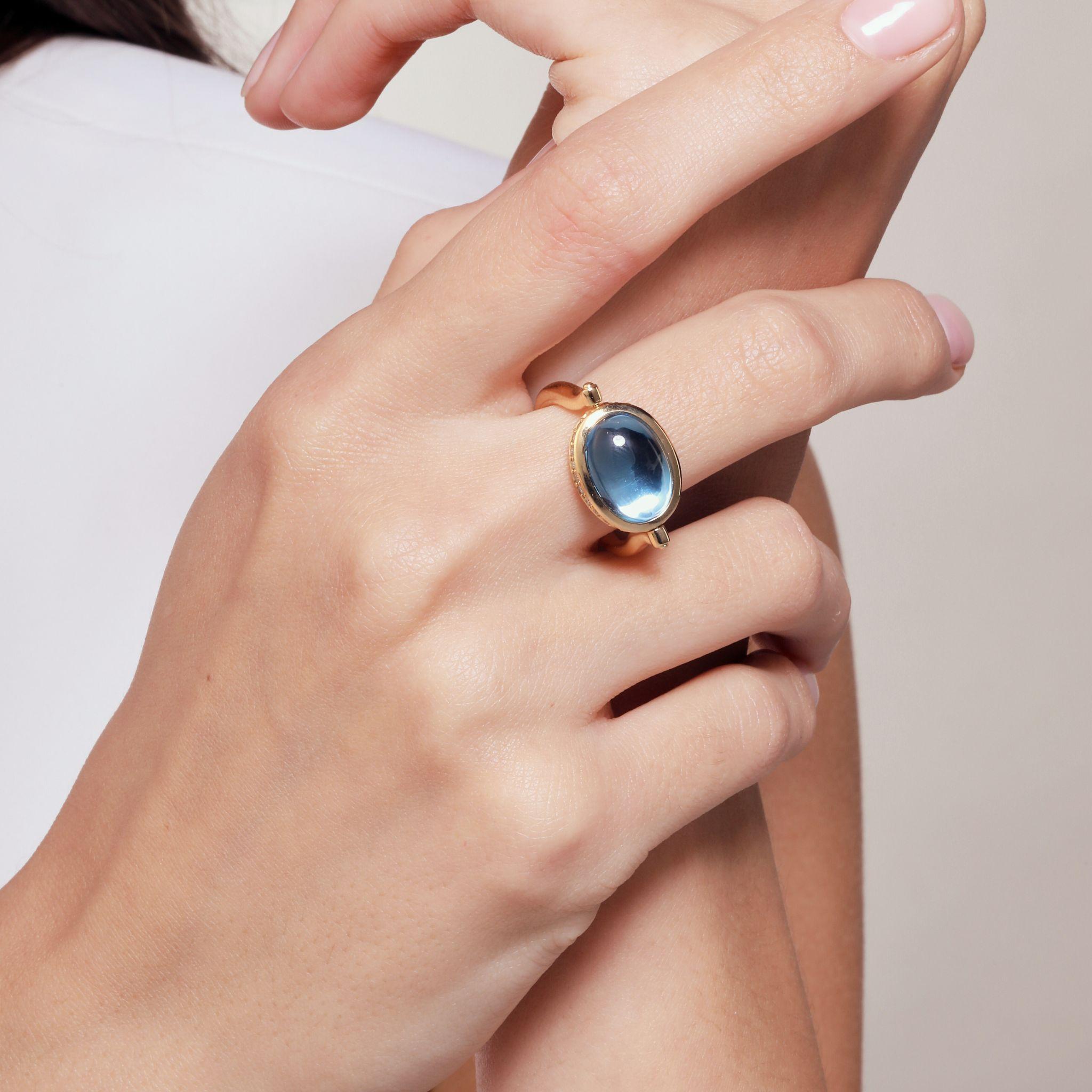 Contemporain Syna Bague pivotante en or jaune avec topaze bleue et diamants en vente
