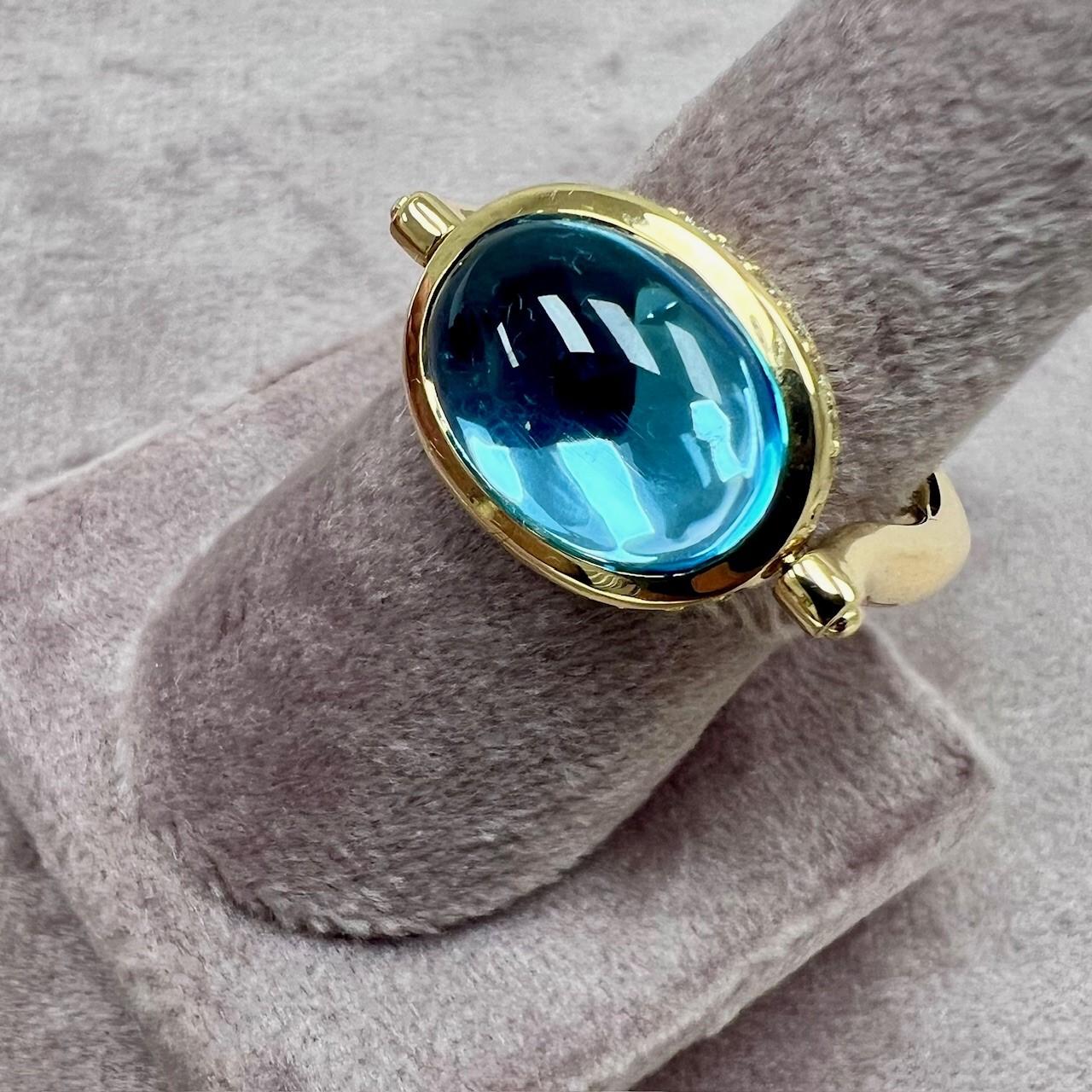 Syna Drehring aus Gelbgold mit blauem Topas und Diamanten (Rundschliff) im Angebot