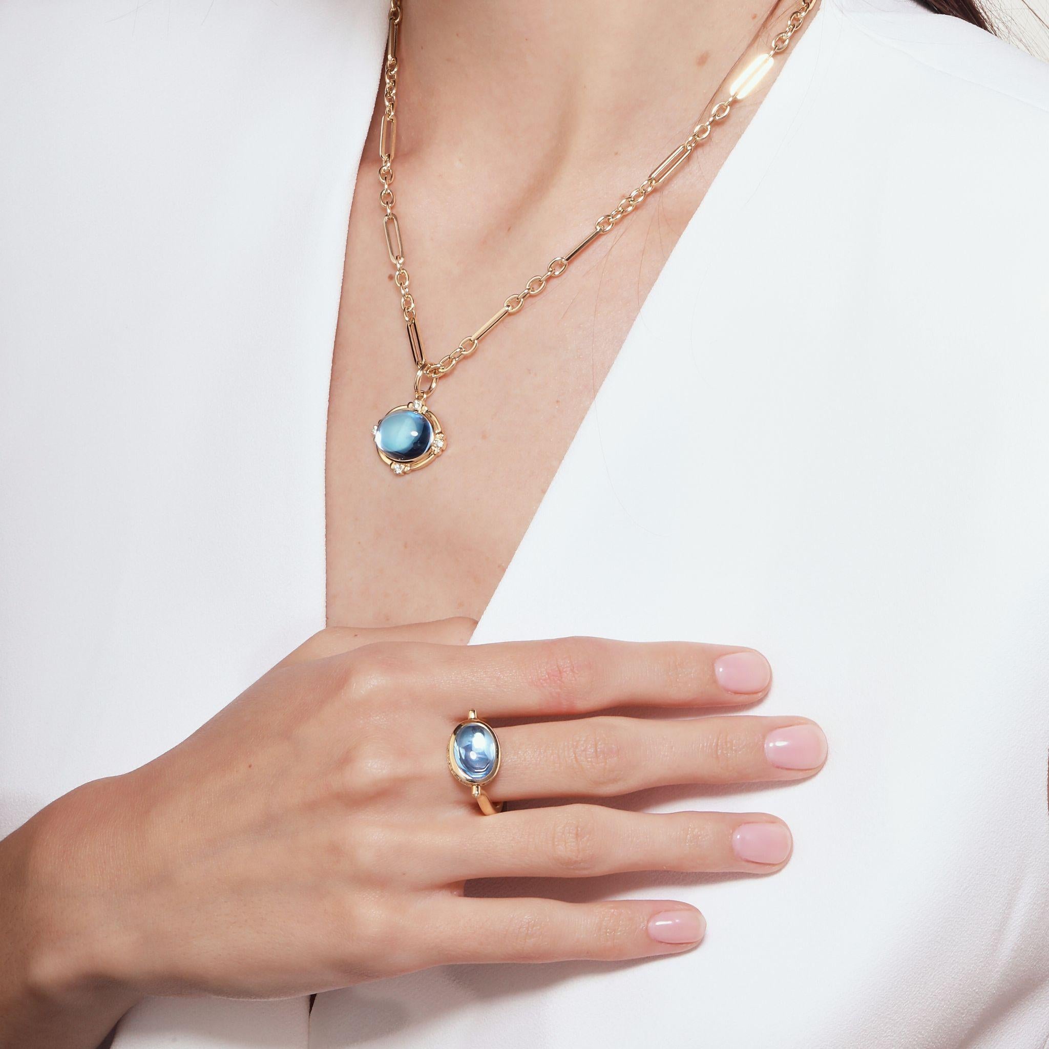 Taille ronde Syna Bague pivotante en or jaune avec topaze bleue et diamants en vente