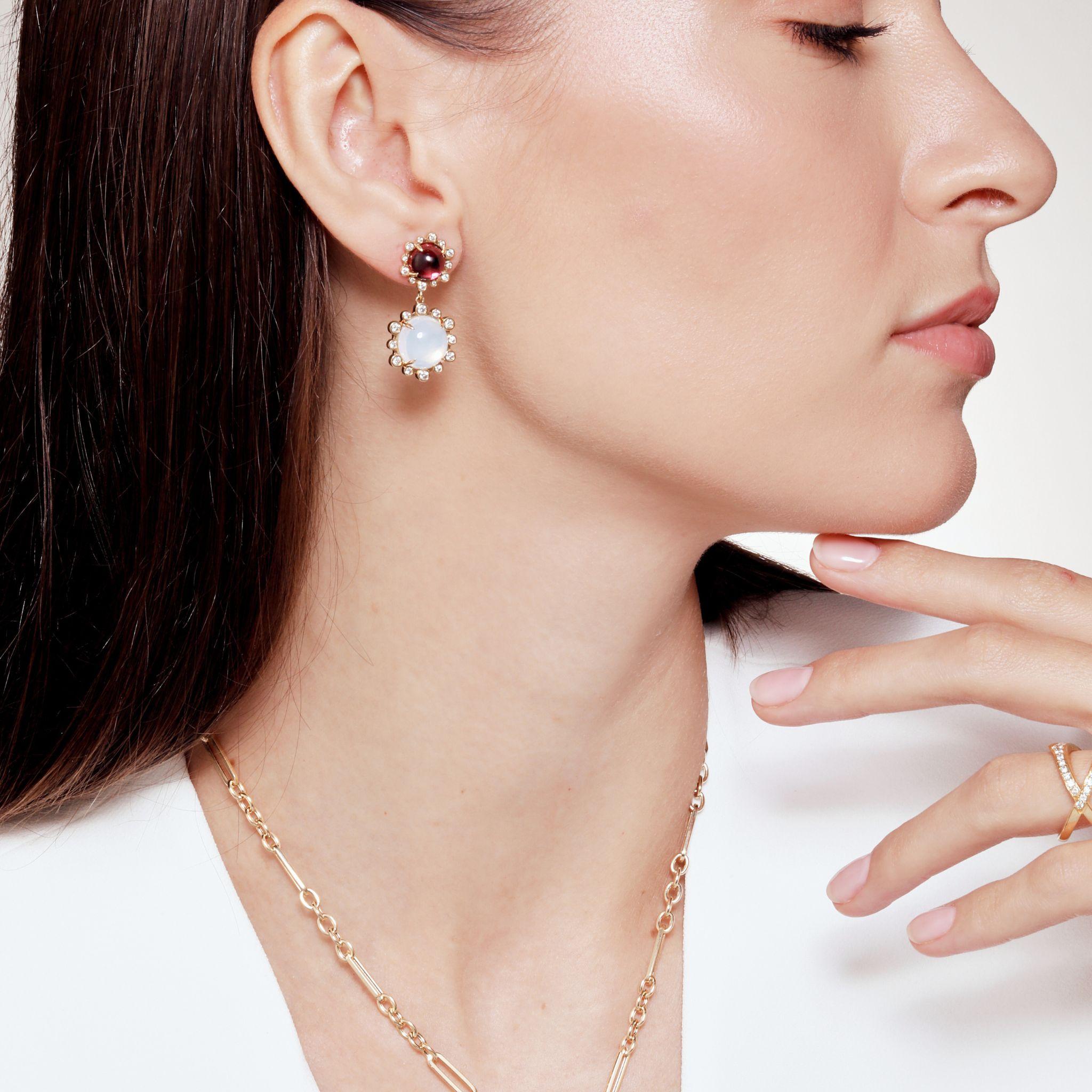 Pendientes Syna con Granate, Cuarzo Lunar y Diamantes Contemporáneo en venta