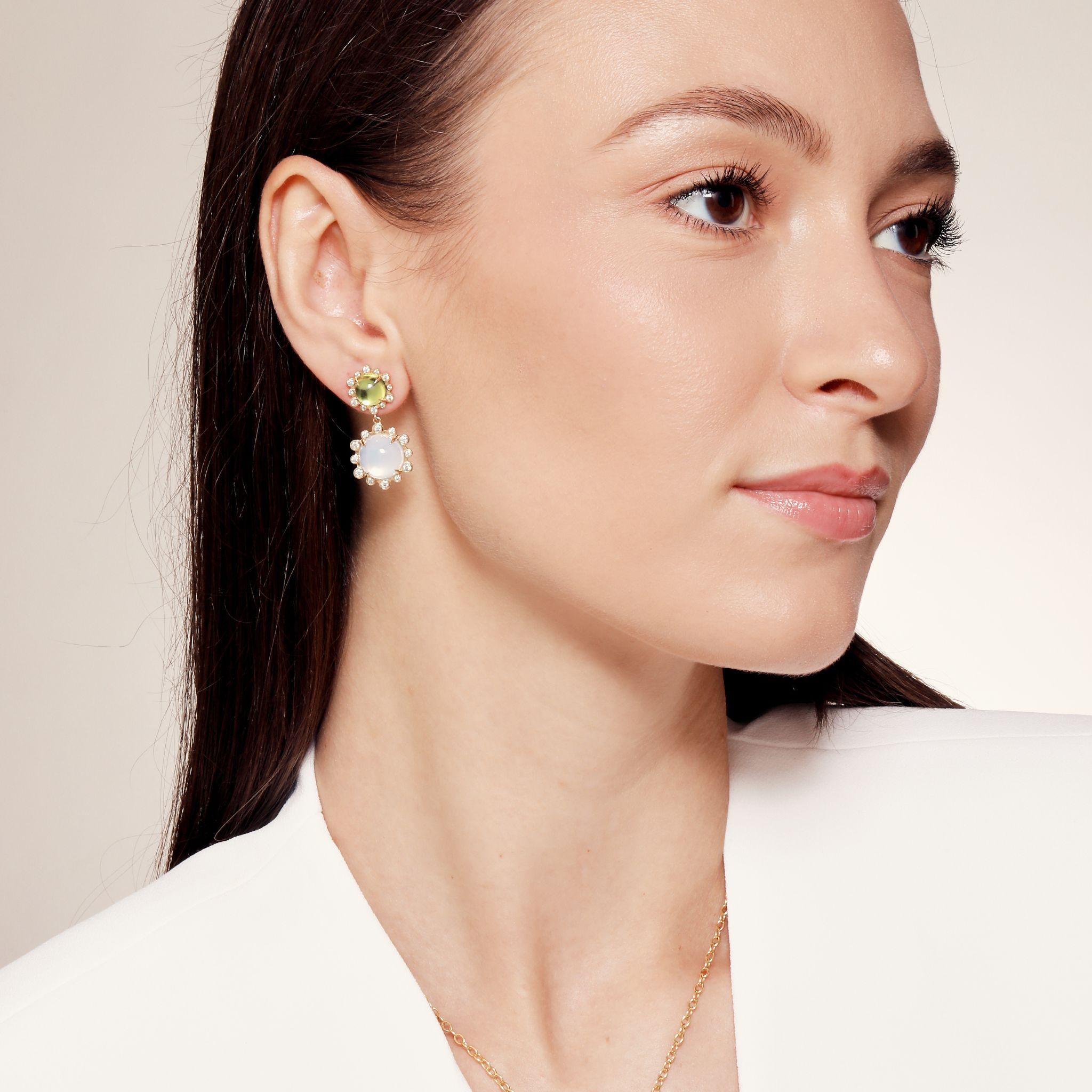 Pendientes Syna con Peridoto, Cuarzo Lunar y Diamantes Champán Cabujón en venta
