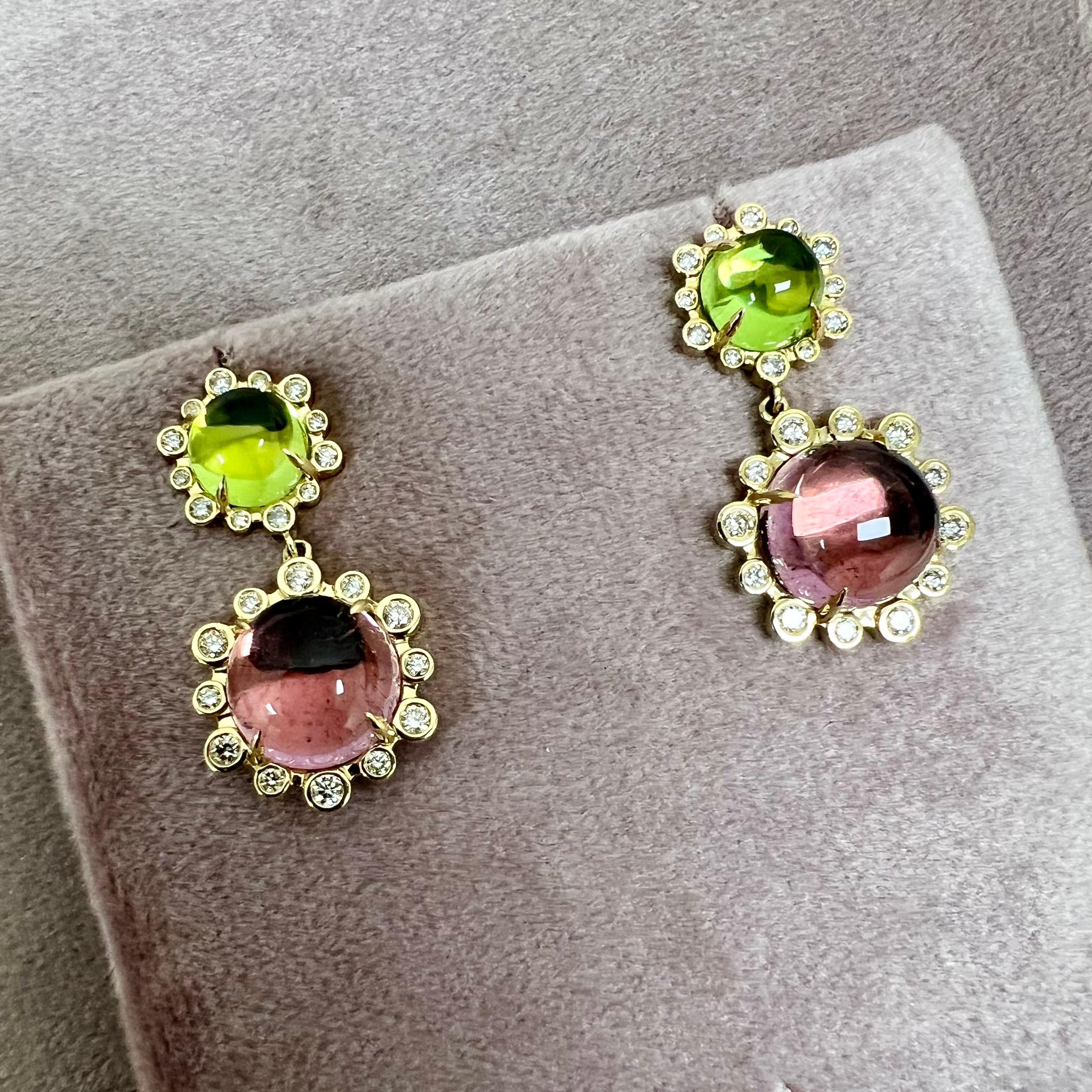 Created in 18 karat yellow gold
Peridot 5.40 carats approx.
Rubellite 12 carats approx.
Diamonds 0.80 carat approx.
18 kyg butterfly backs
Limited Edition


Dreamt up in 18 karat yellow gold, this limited edition earring set sparkles with 5.40