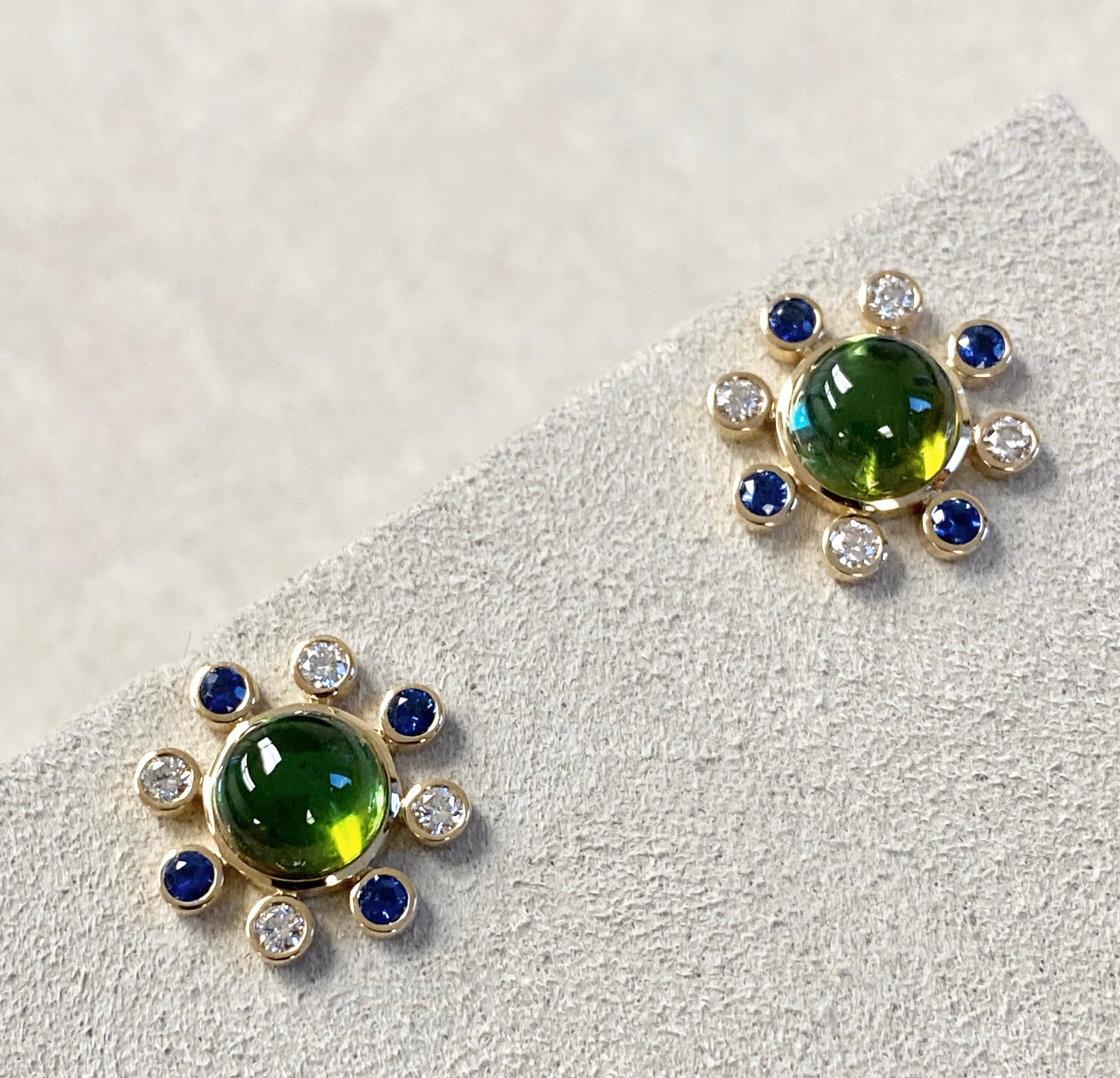 Syna Ohrringe aus Gelbgold mit grünem Turmalin und blauen Saphir-Diamanten (Zeitgenössisch) im Angebot