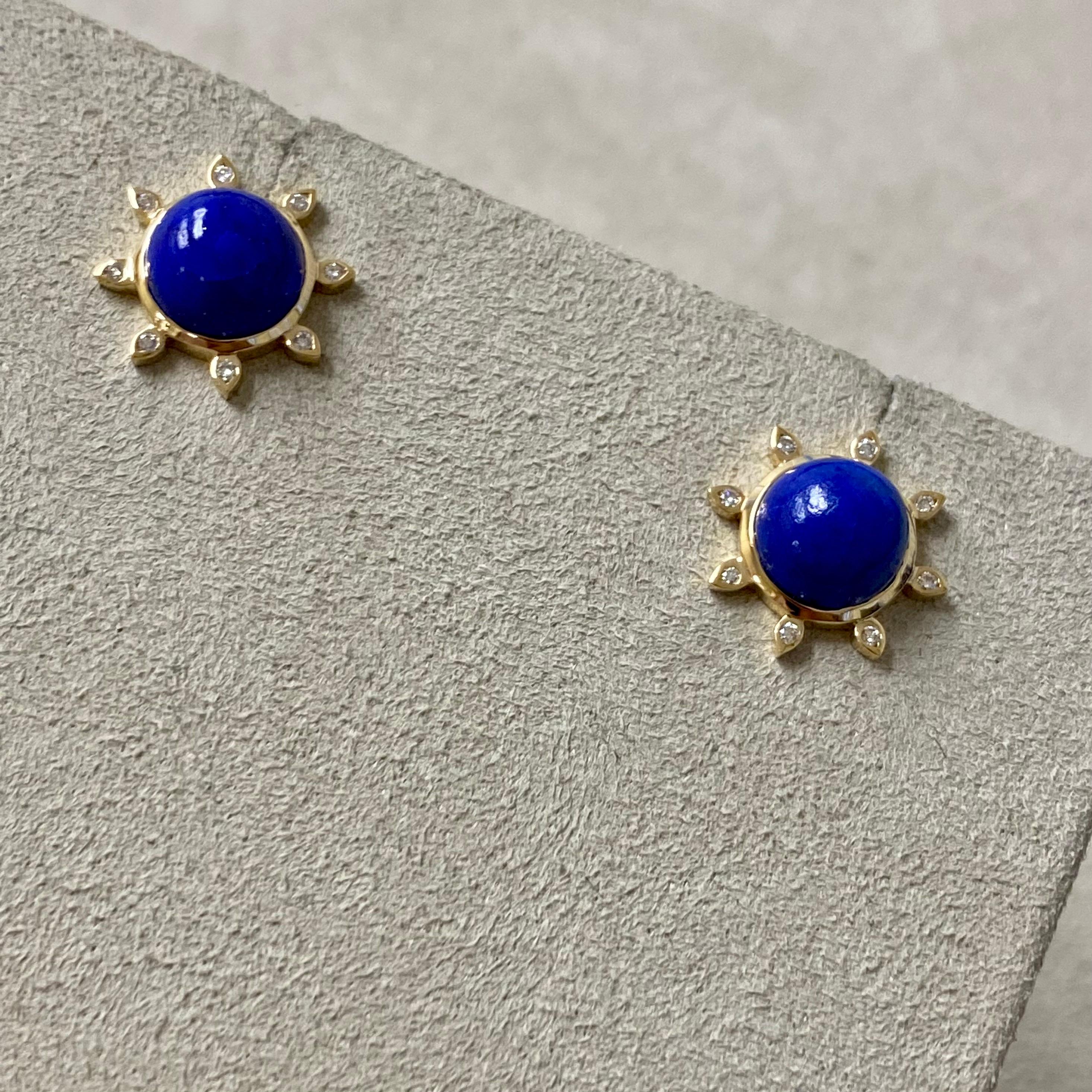 Creato in oro giallo 18 carati
Lapislazzuli cabochon 4 carati circa.
Diamanti 0.10 carati circa.
Edizione limitata

Questi orecchini con Topazio Blu Candy e Quarzo Lunare, realizzati in oro giallo 18 carati, sono un lussuoso pezzo in edizione
