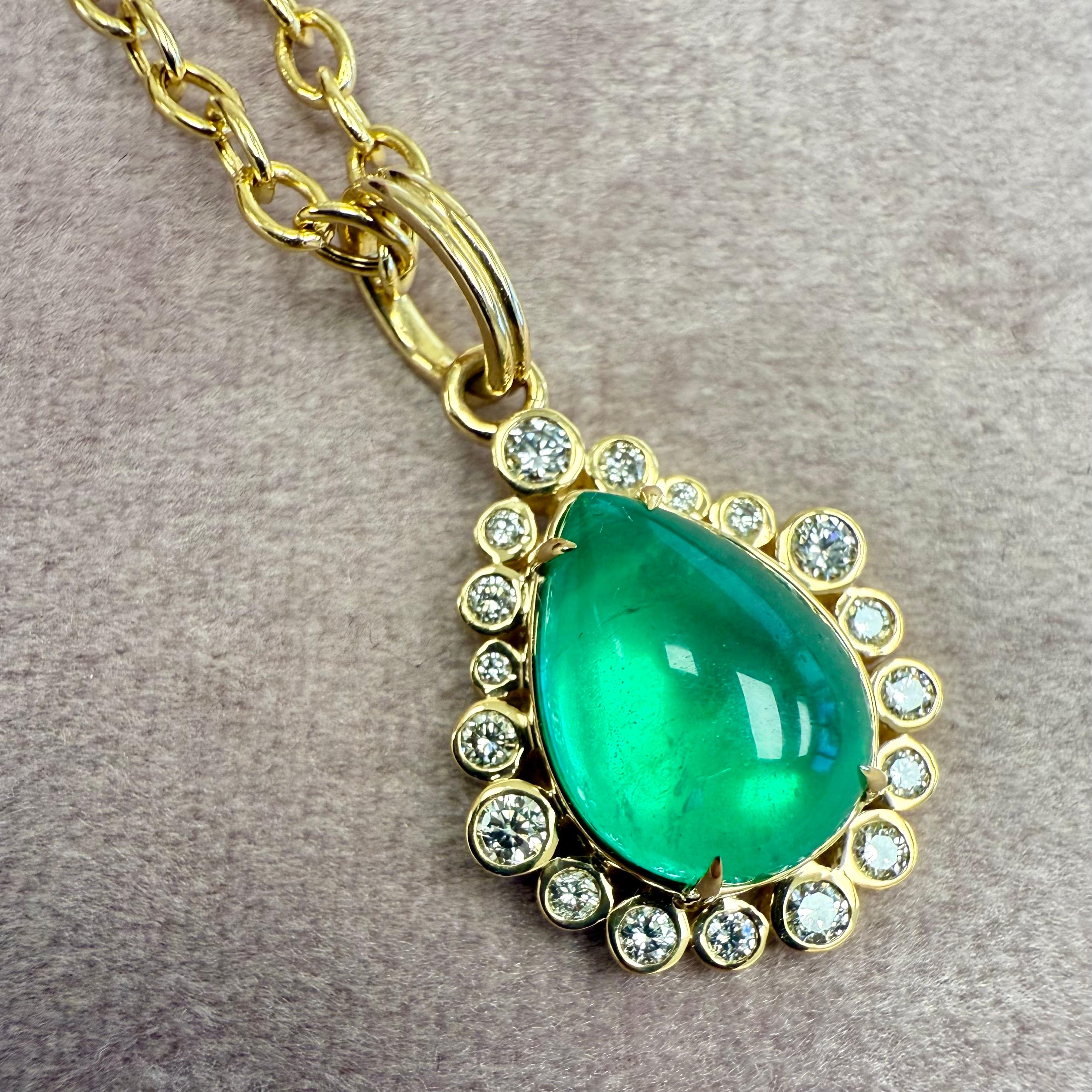 Syna Limited Edition Yellow Gold Emerald Tear Drop Pendant with Diamonds In condizioni Nuovo in vendita a Fort Lee, NJ