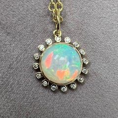 Syna Exotische Syna-Anhänger aus Gelbgold mit äthiopischem Opal in limitierter Auflage und Diamanten