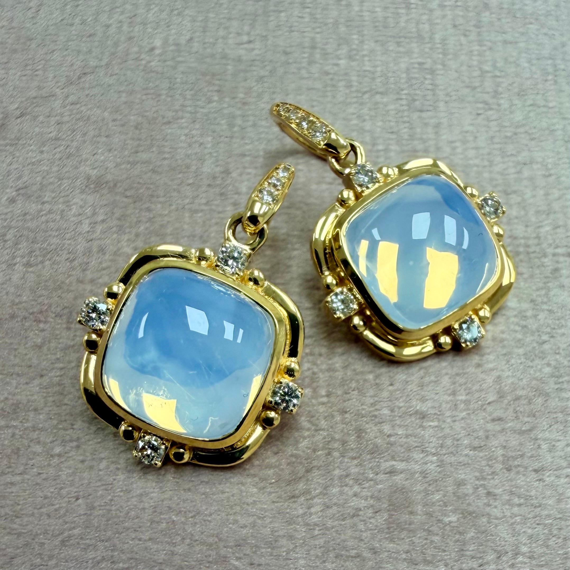 Taille cabochon « sugarloaf » Syna - Edition limitée - Boucles d'oreilles pain de sucre en or jaune et quartz lunaire avec diamants en vente