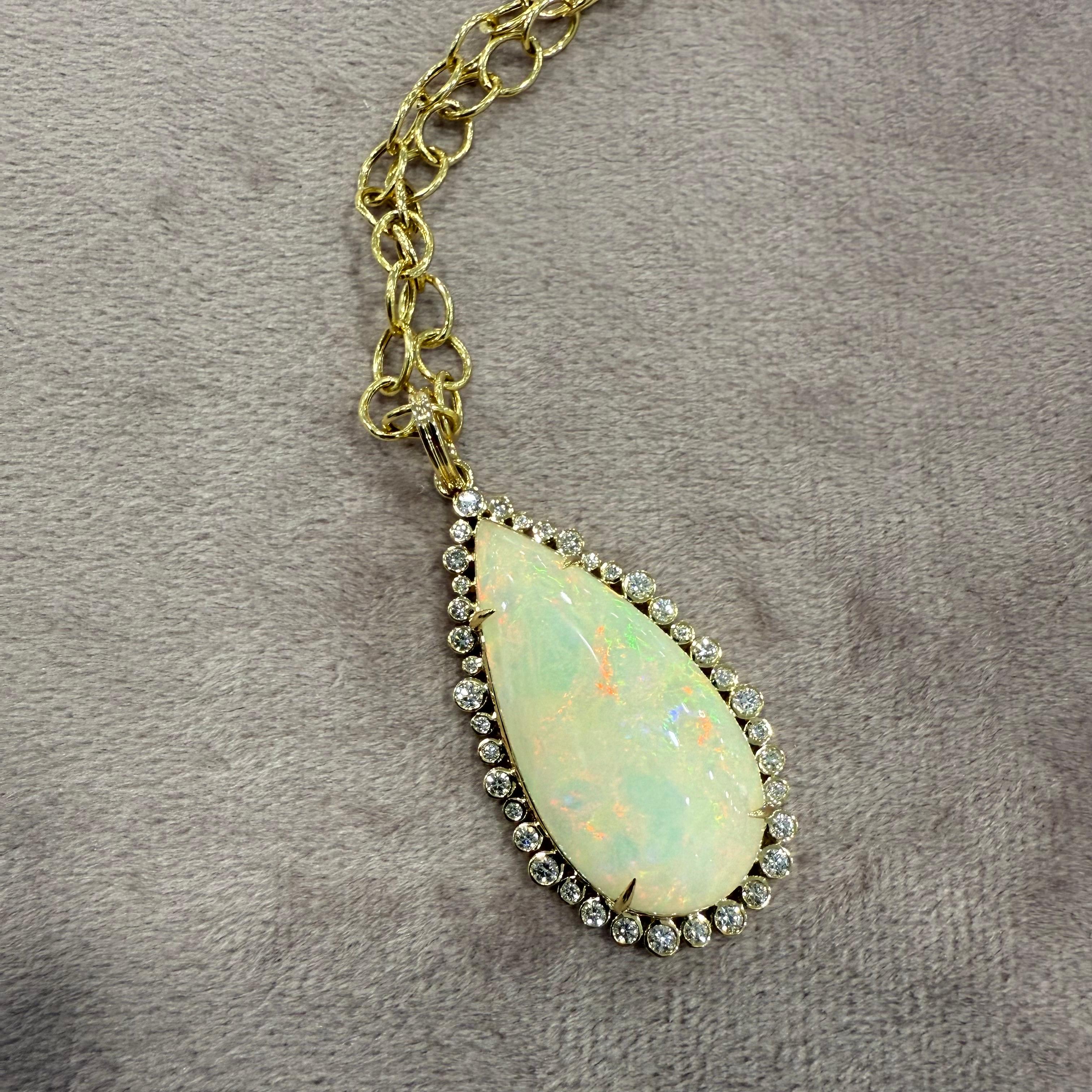 Contemporain Syna Pendentif en or jaune édition limitée en forme de poire d'opale éthiopienne avec diamants en vente
